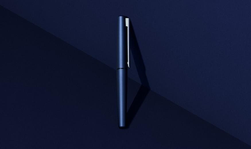 紺色の背景に銀色のクリップが付いた青いペン