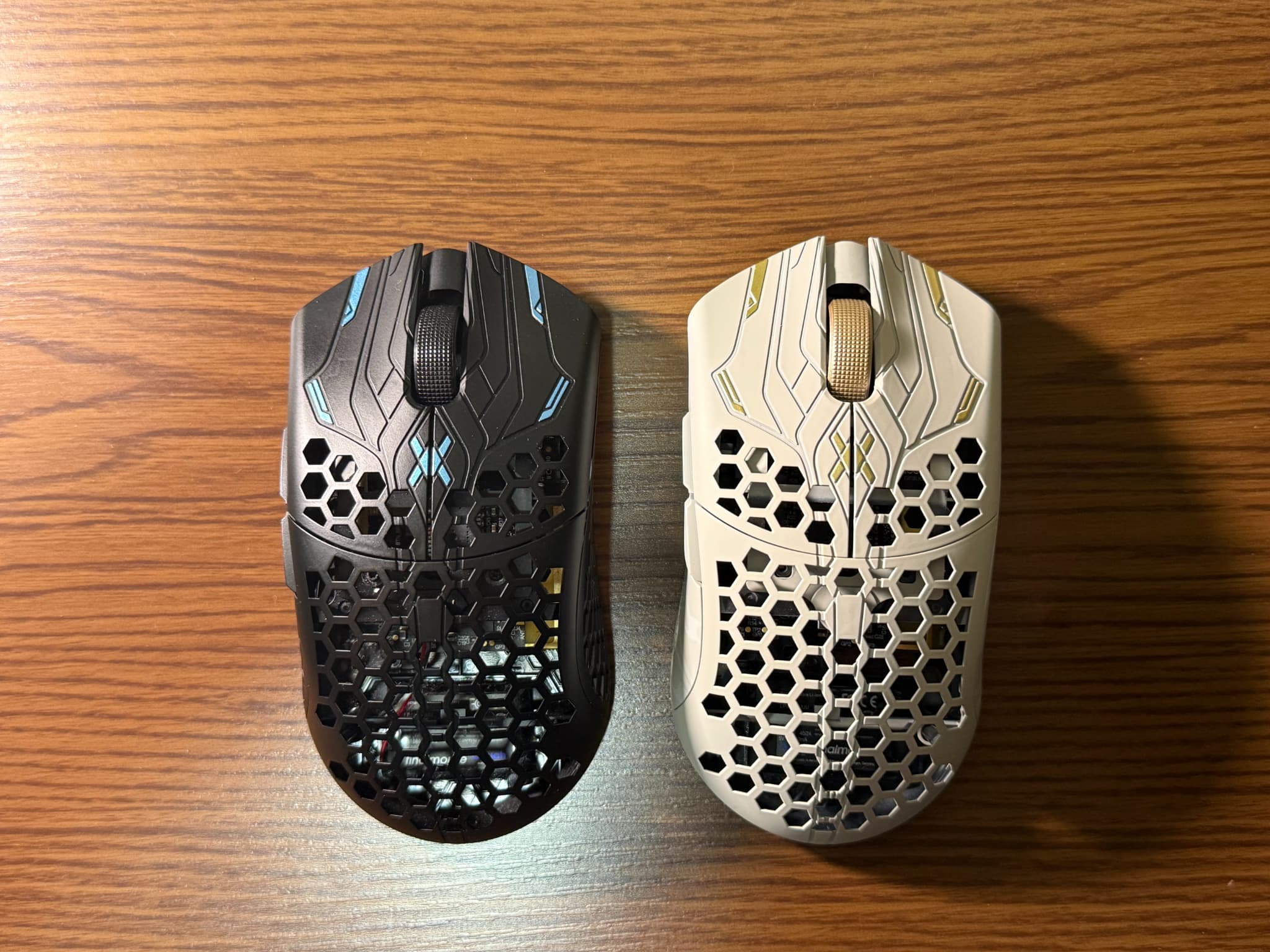 穴あきデザインの黒と白のパソコン用マウス