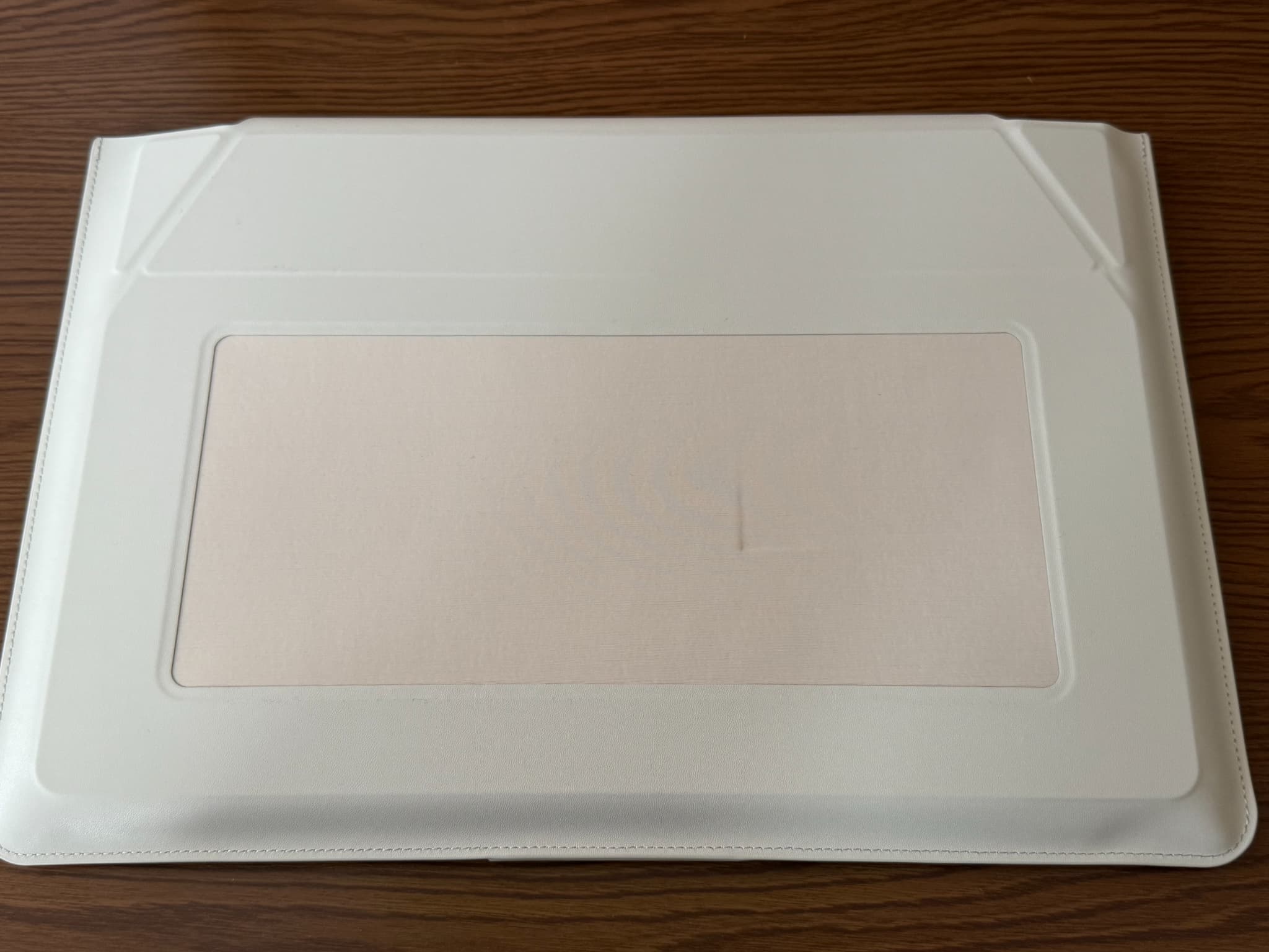 白い革の書類ケース