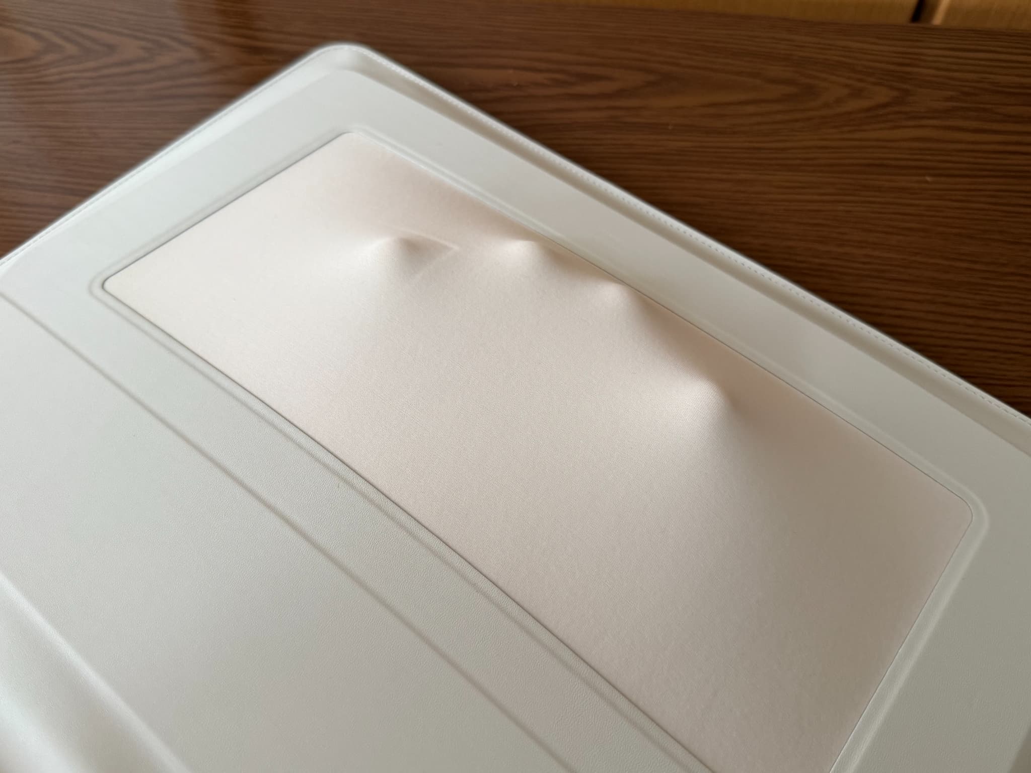白いカバーで覆われたタブレットの画面にできる膨らみ
