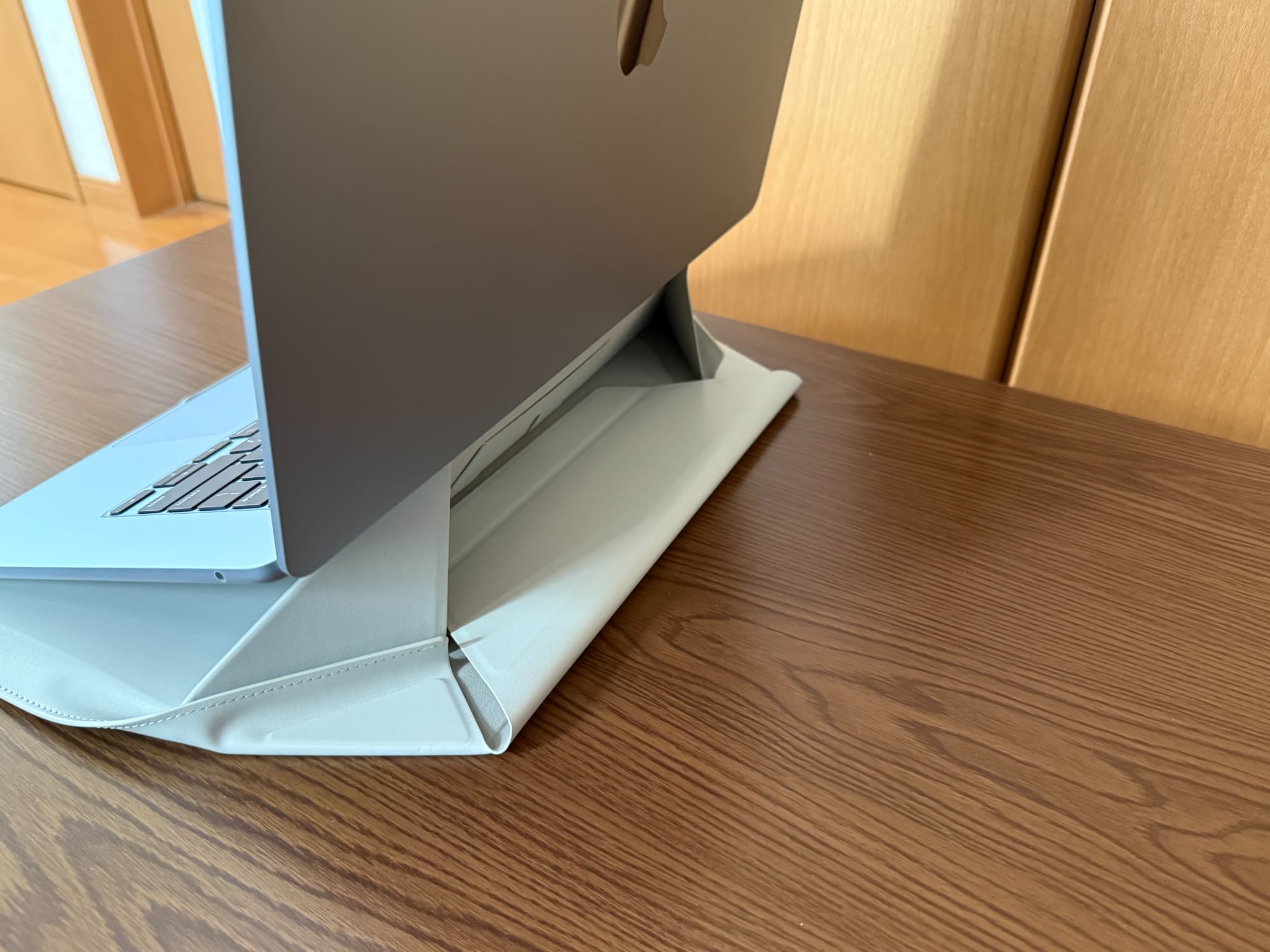 パソコンスタンドに置かれたノートパソコン
