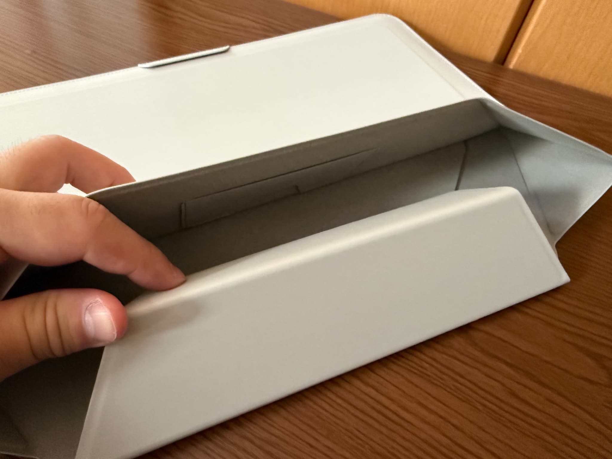 タブレットケースを開く手