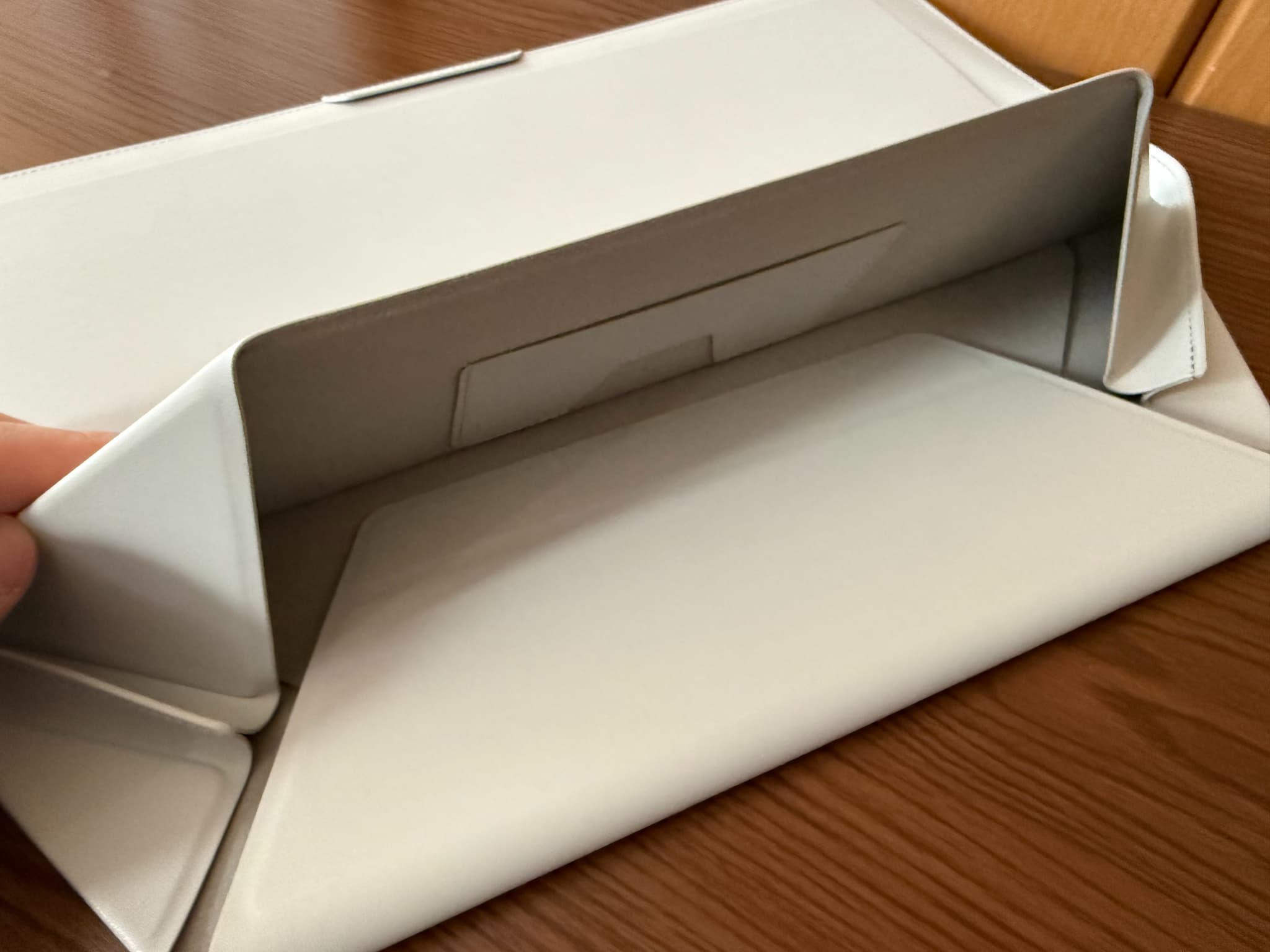 白いタブレットケースを開いている様子