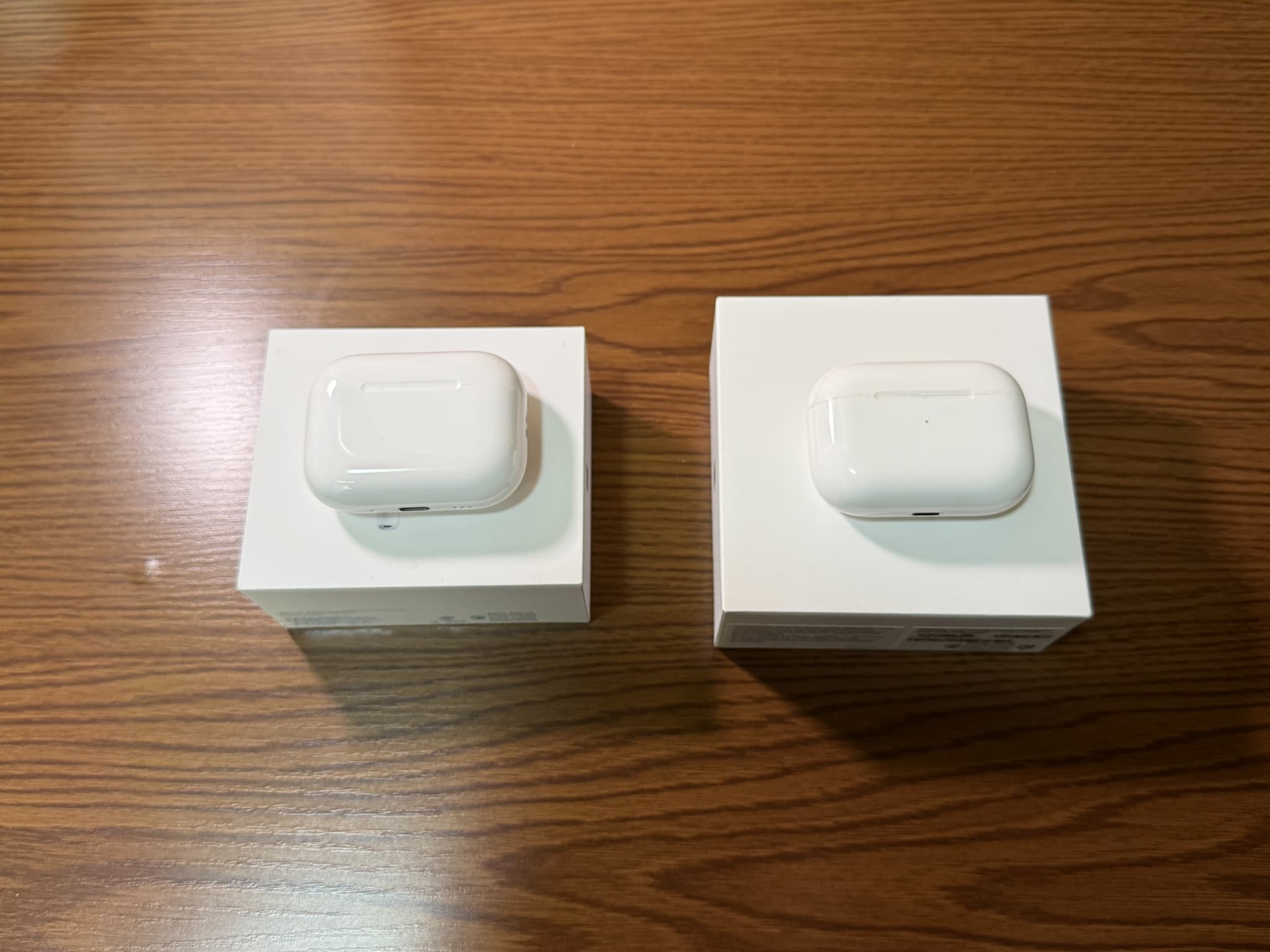 白い箱の上のワイヤレスイヤホン