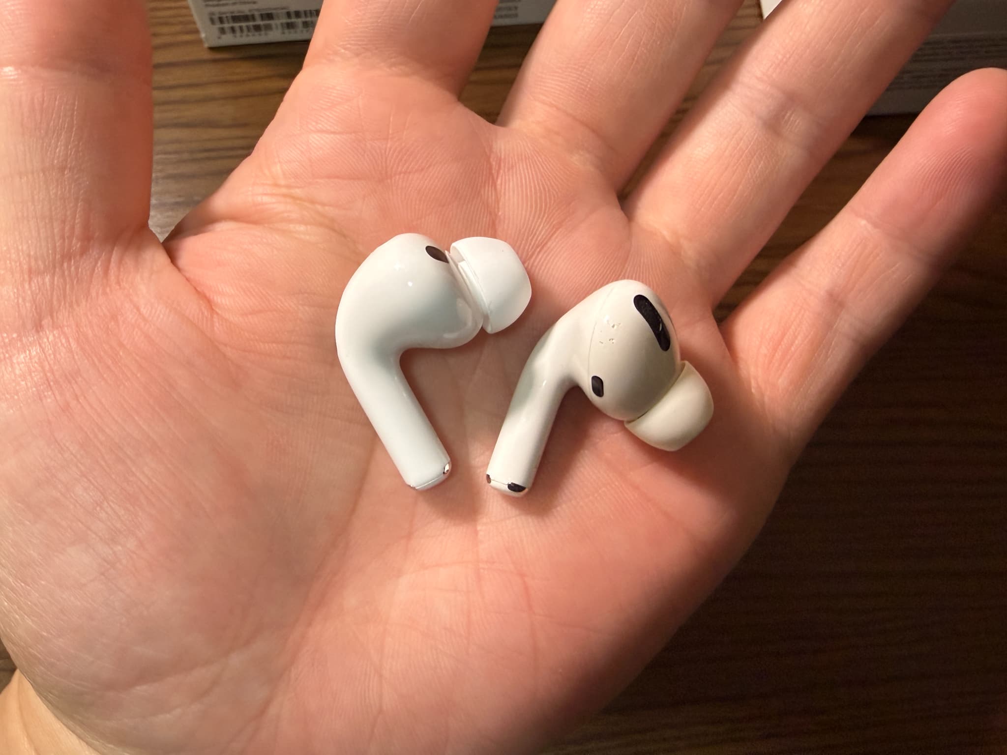 手のひらの上の白いイヤホン