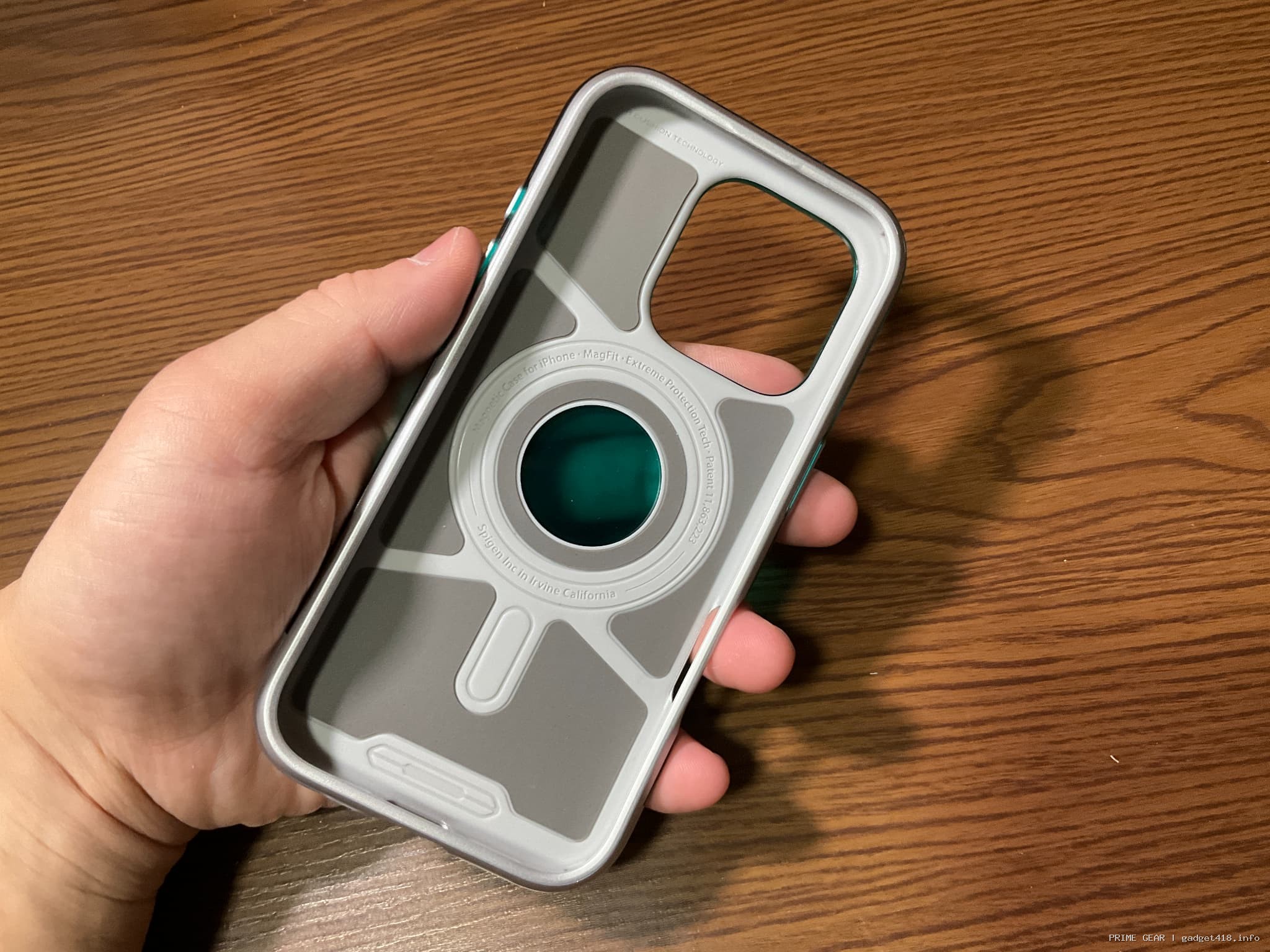 手に持たれたiPhoneケース