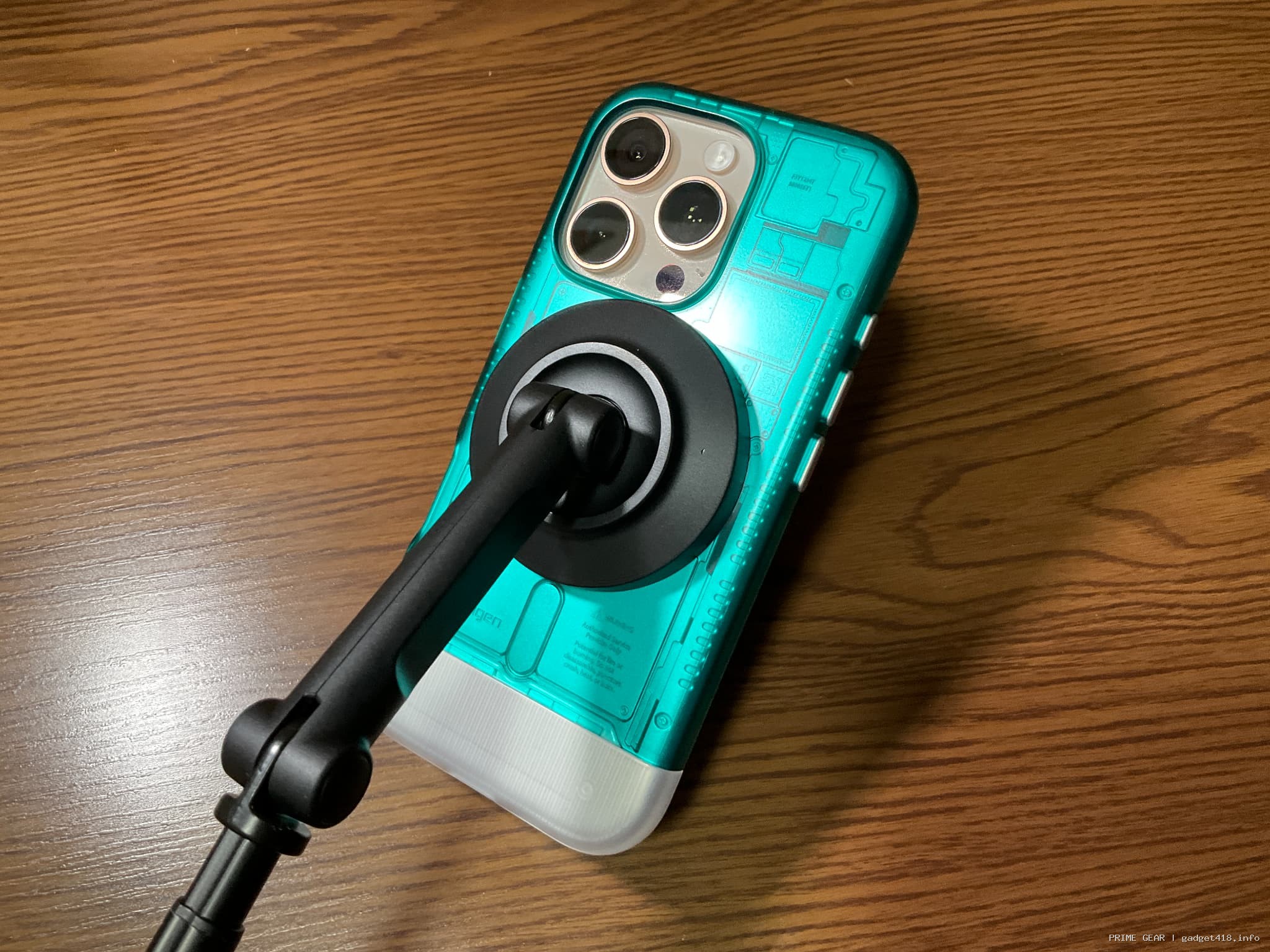 緑色のスマホケースと黒いスマホスタンド