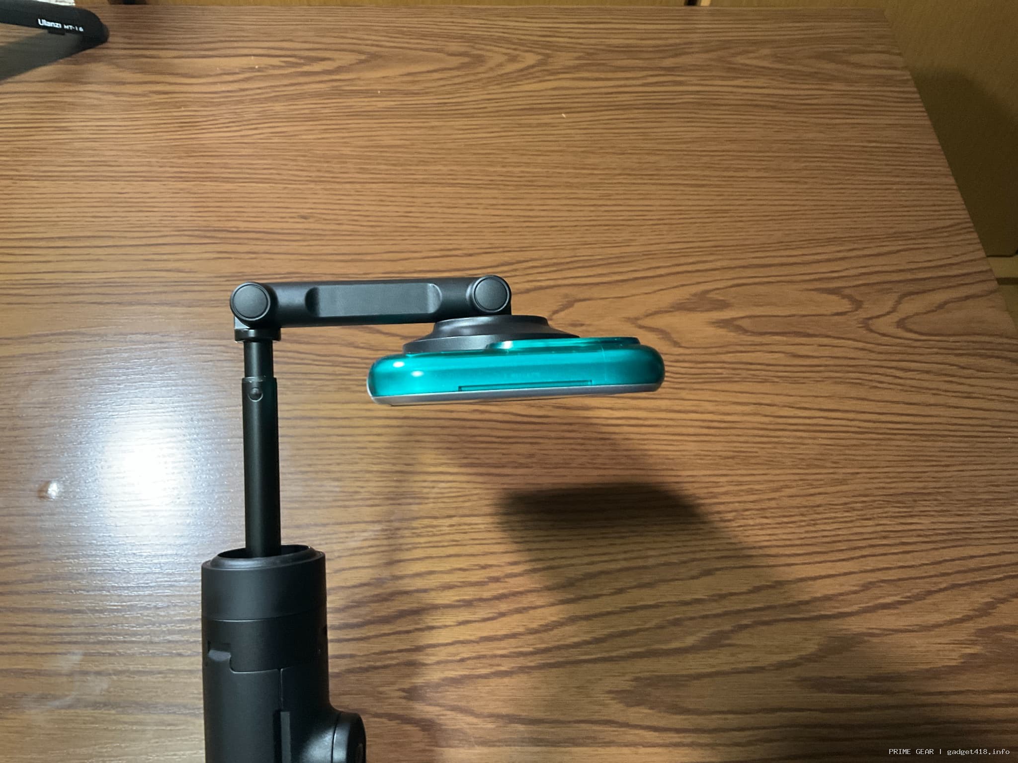 木製の机に置かれたスマートフォンホルダー