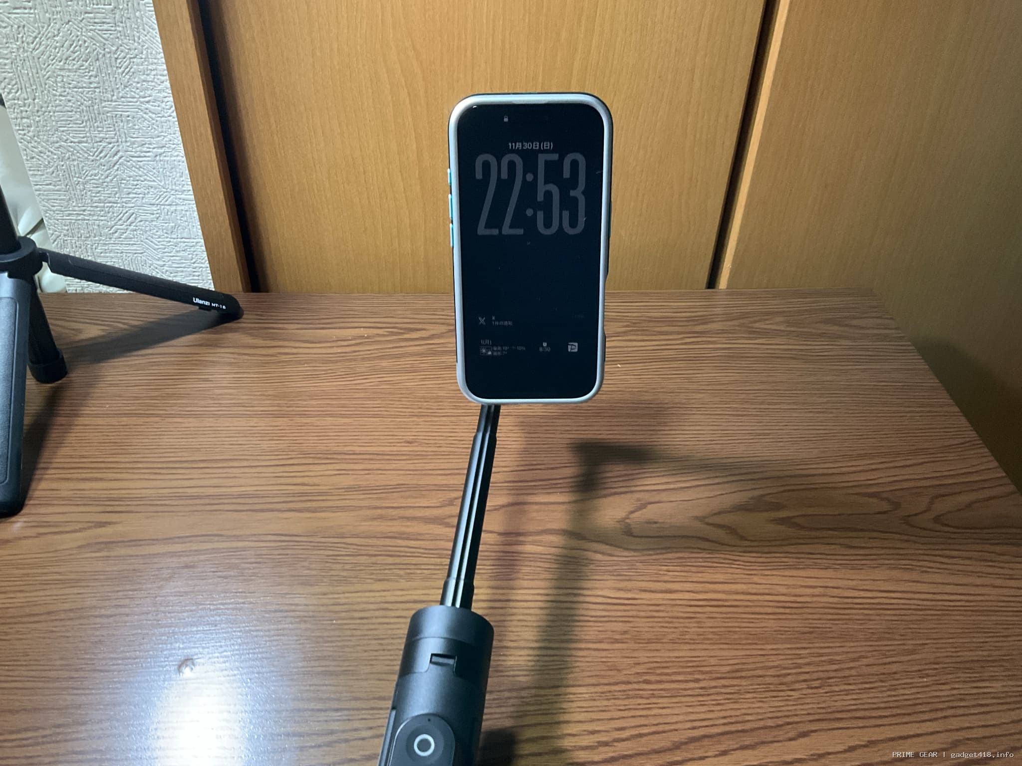 スマホを自撮り棒につけた写真