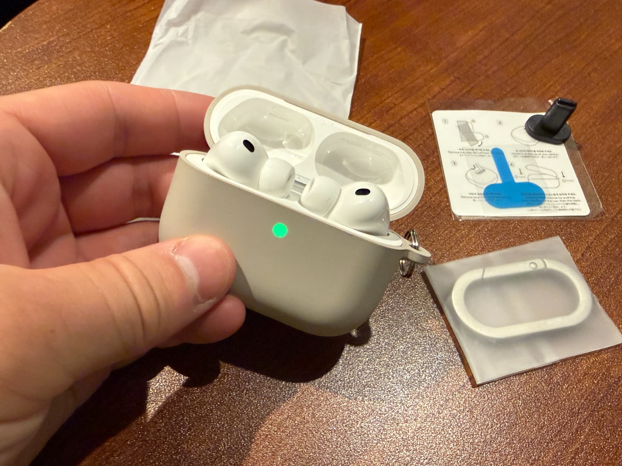 AirPods Proのケースと付属品