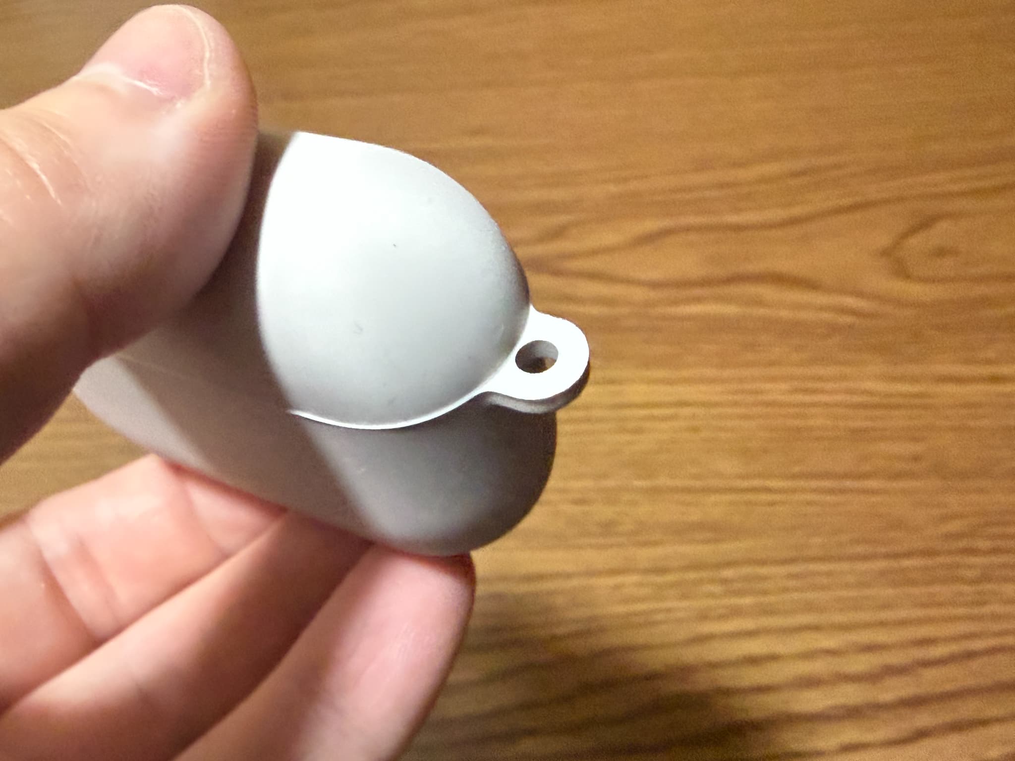 手に持たれたイヤホンケース