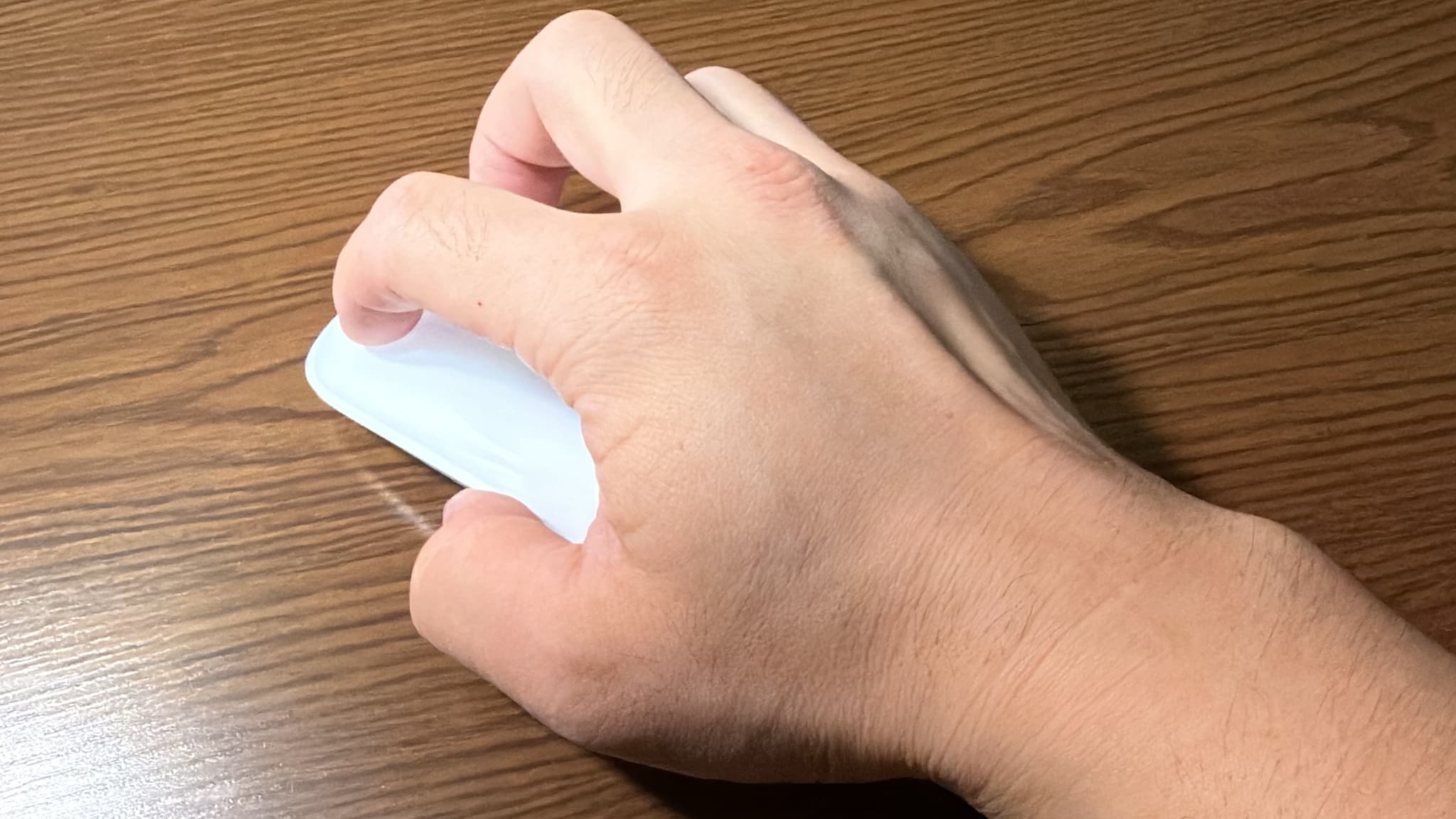 マウスを操作する手元