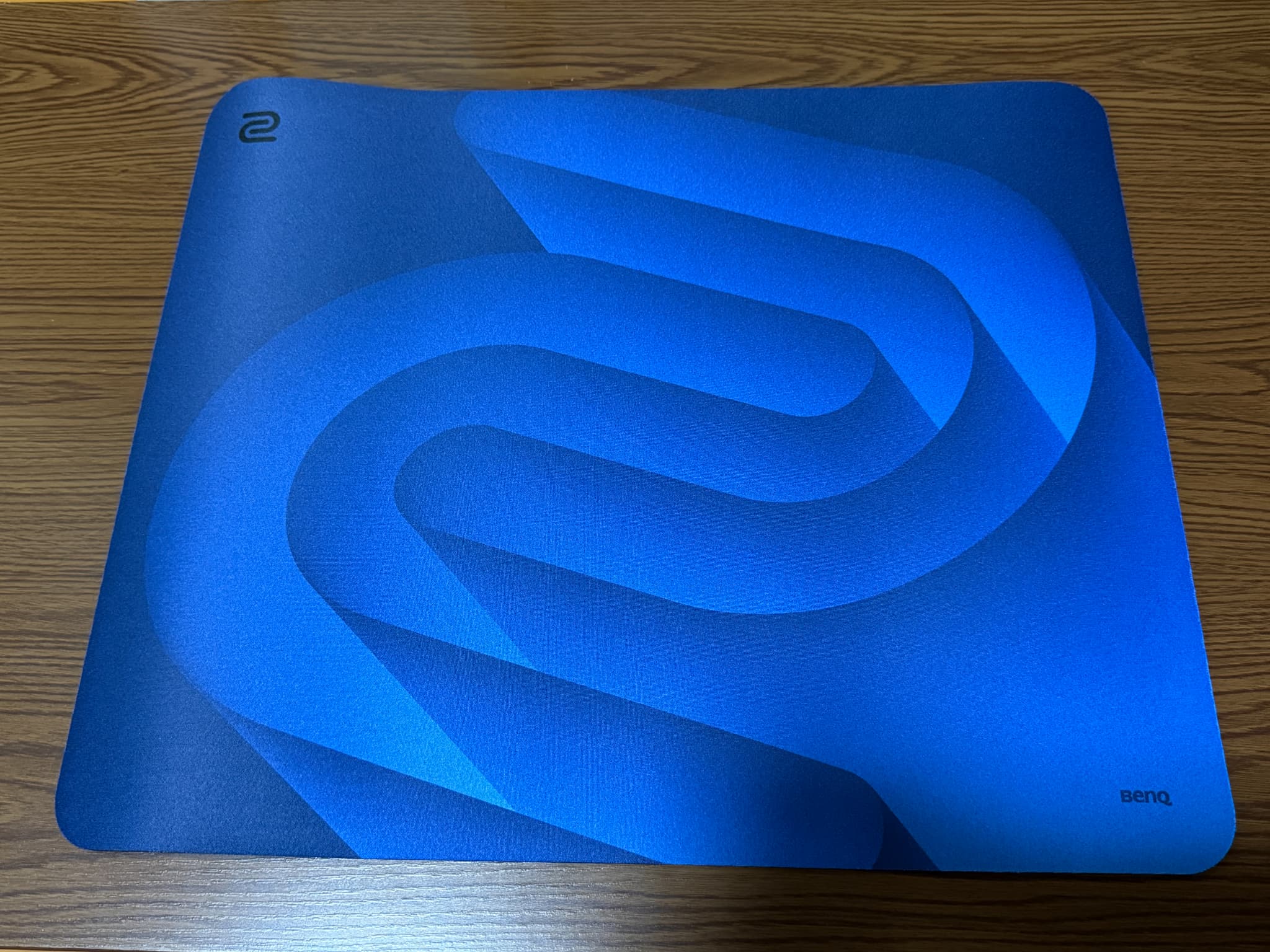 青色のベンキュー製マウスパッド
