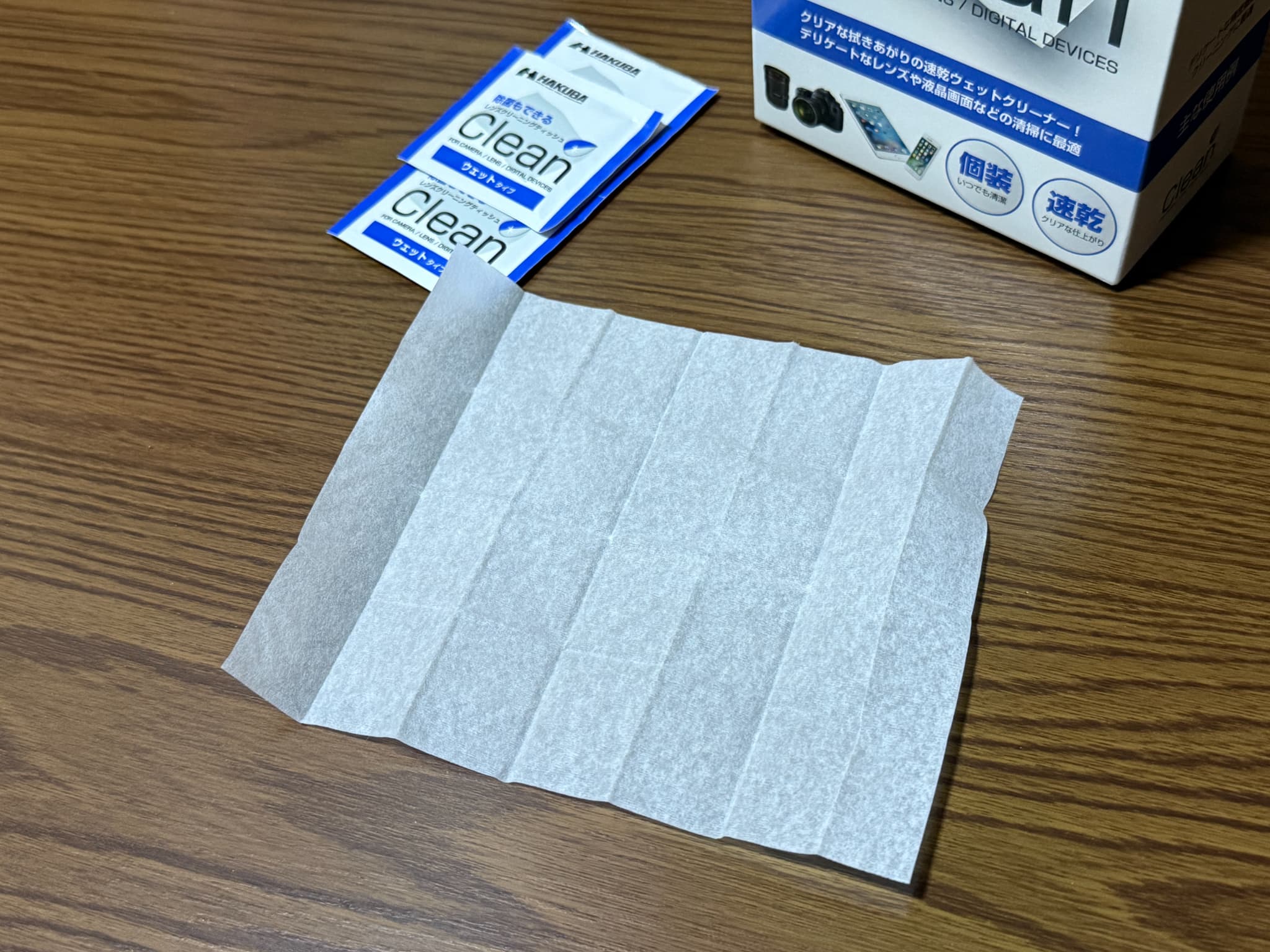 ハクバのレンズ用ウェットティッシュと広げたシート