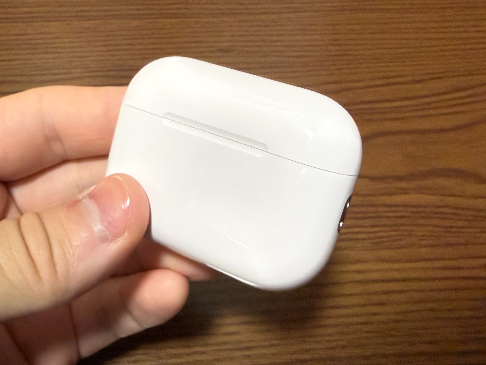 人が持つ白いイヤホンのケース