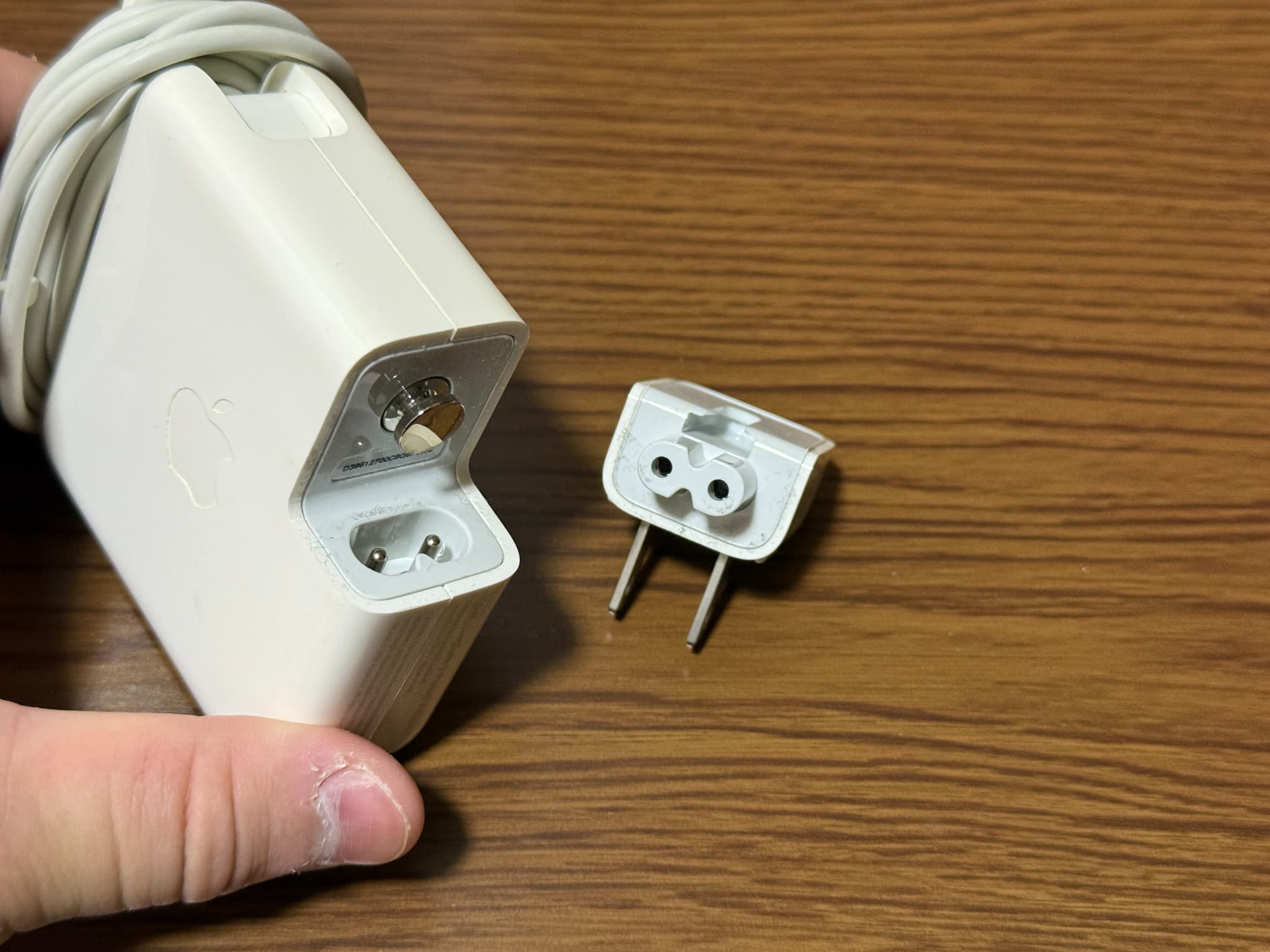 取り外し可能なプラグが付いた白いノートパソコン用充電器