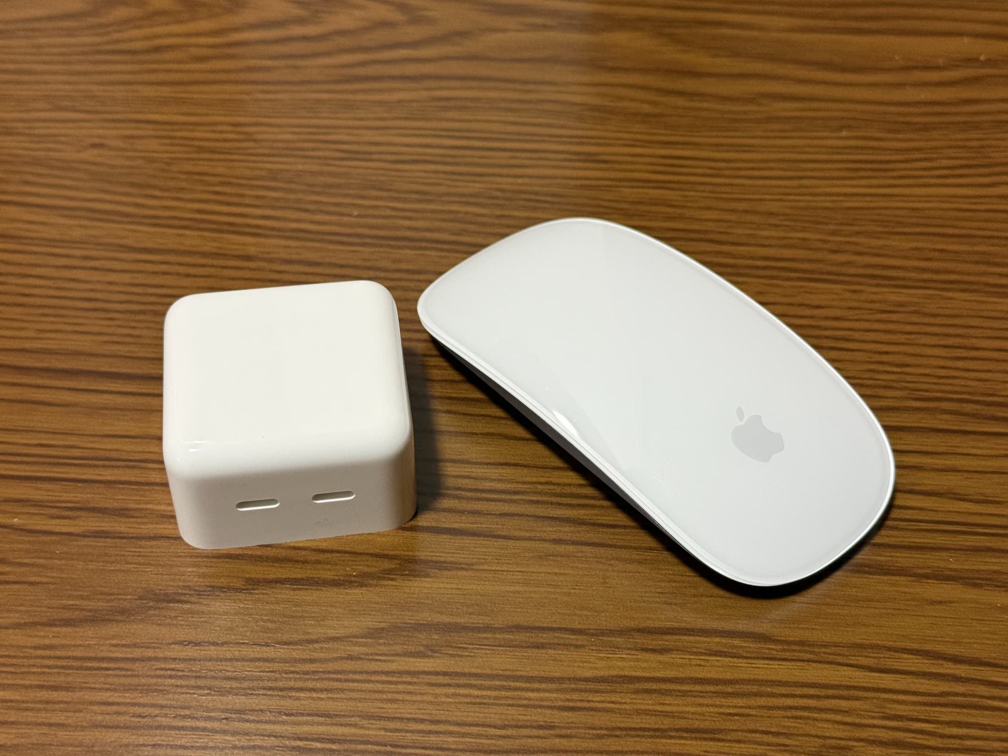 アップル製マウスと電源アダプタ