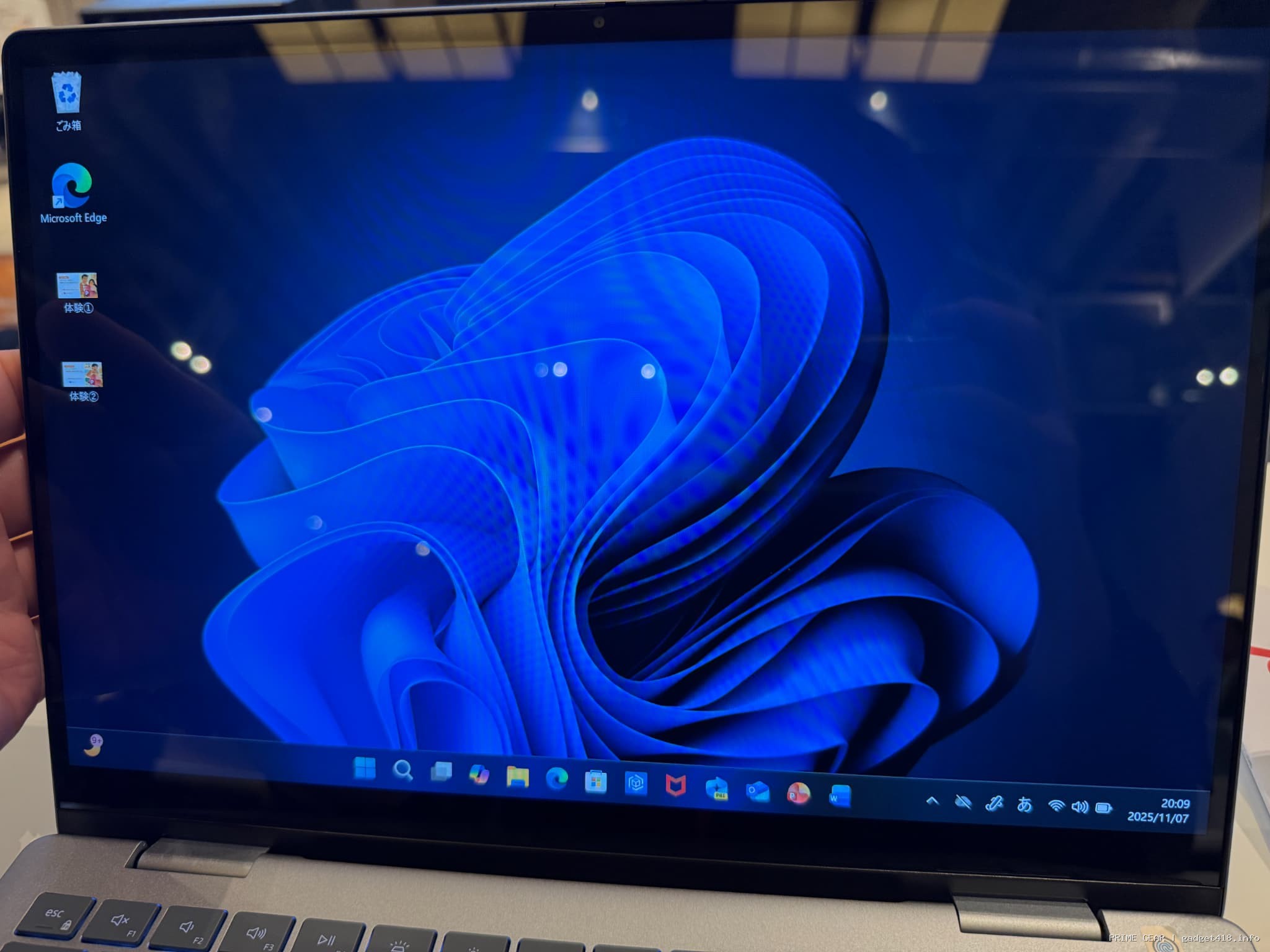ノートパソコンの画面にWindowsのデスクトップが表示されている画像