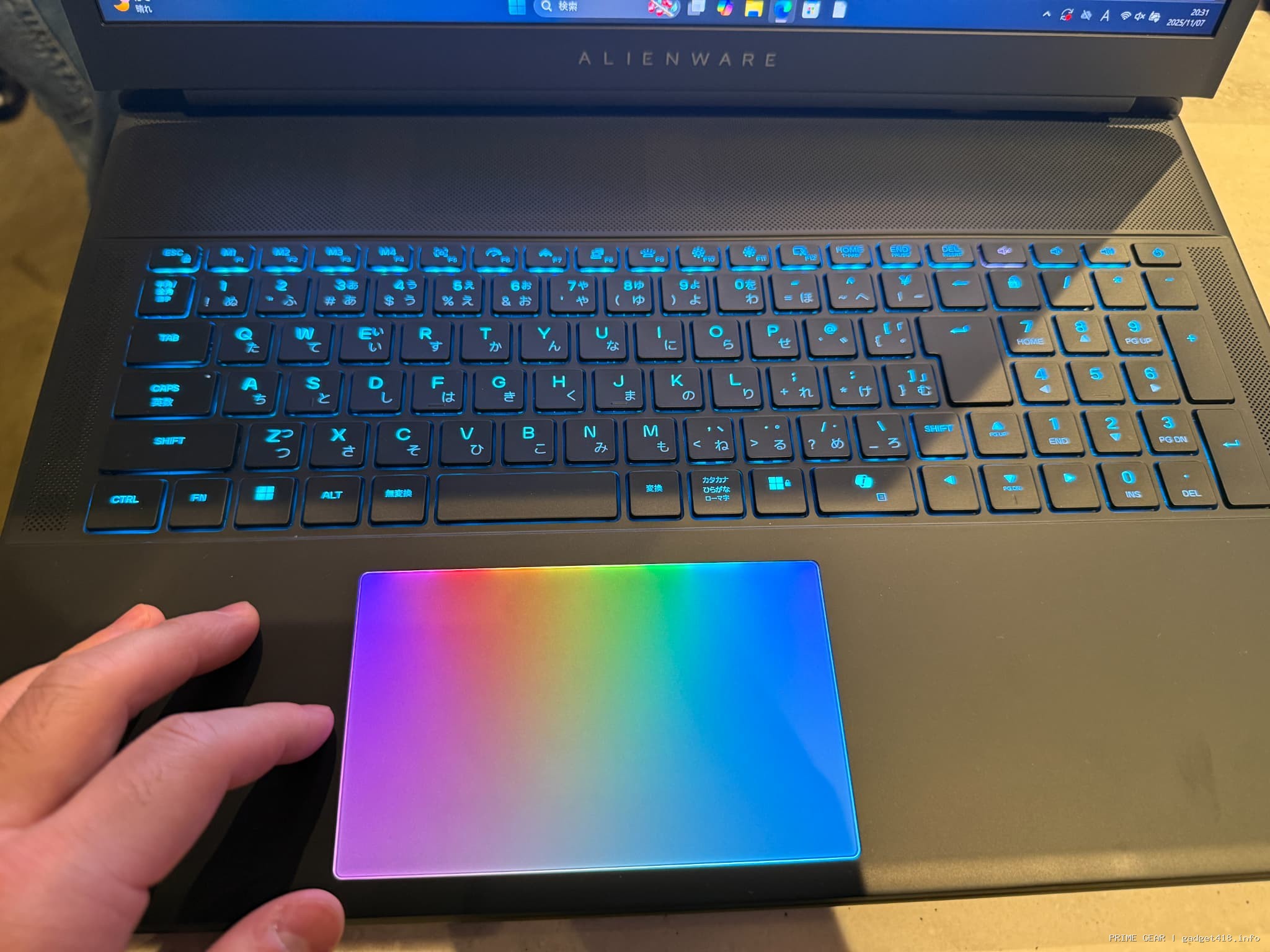 光るキーボードと虹色タッチパッドのノートパソコン