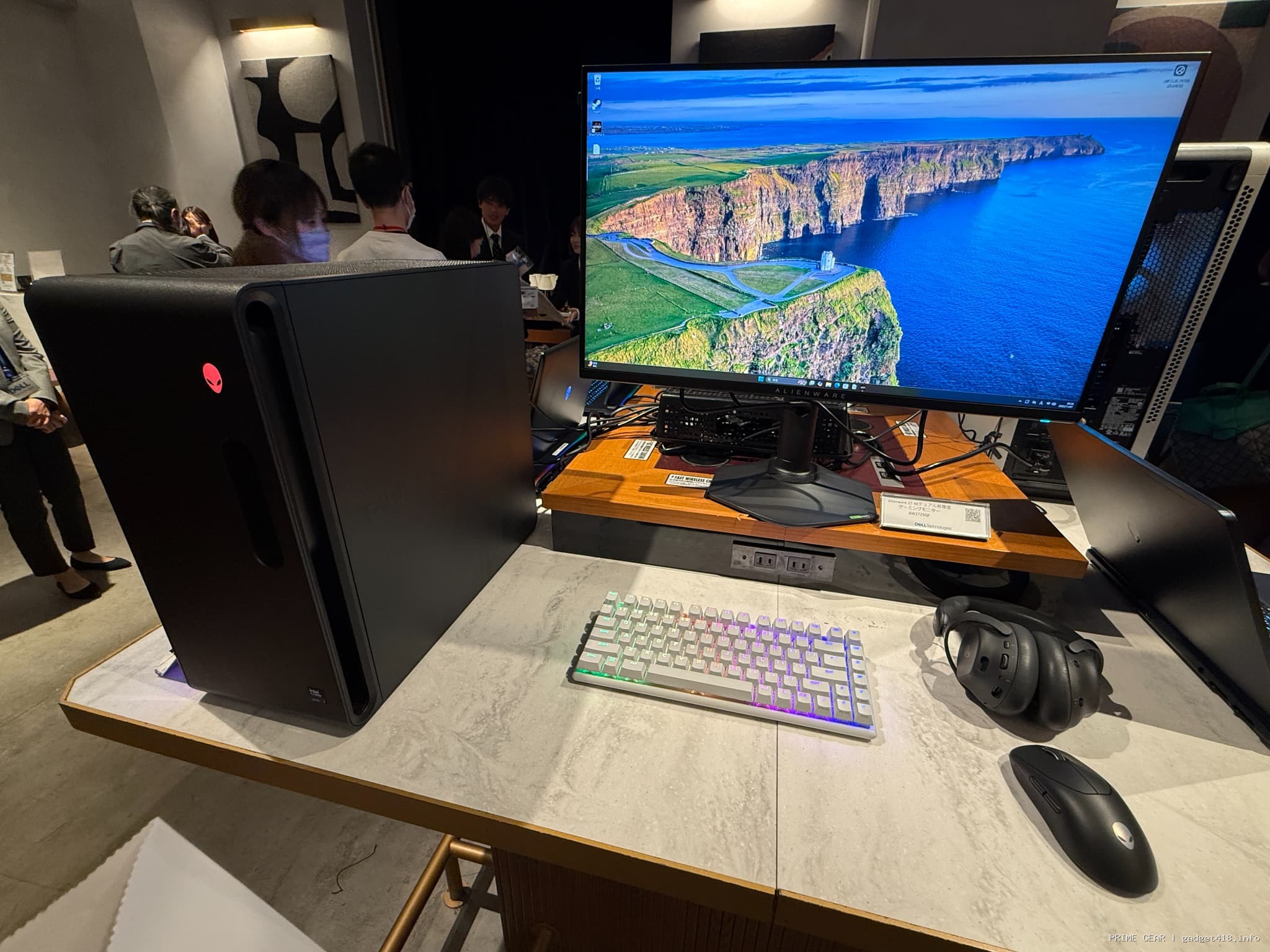 パソコン本体と崖の壁紙のモニター