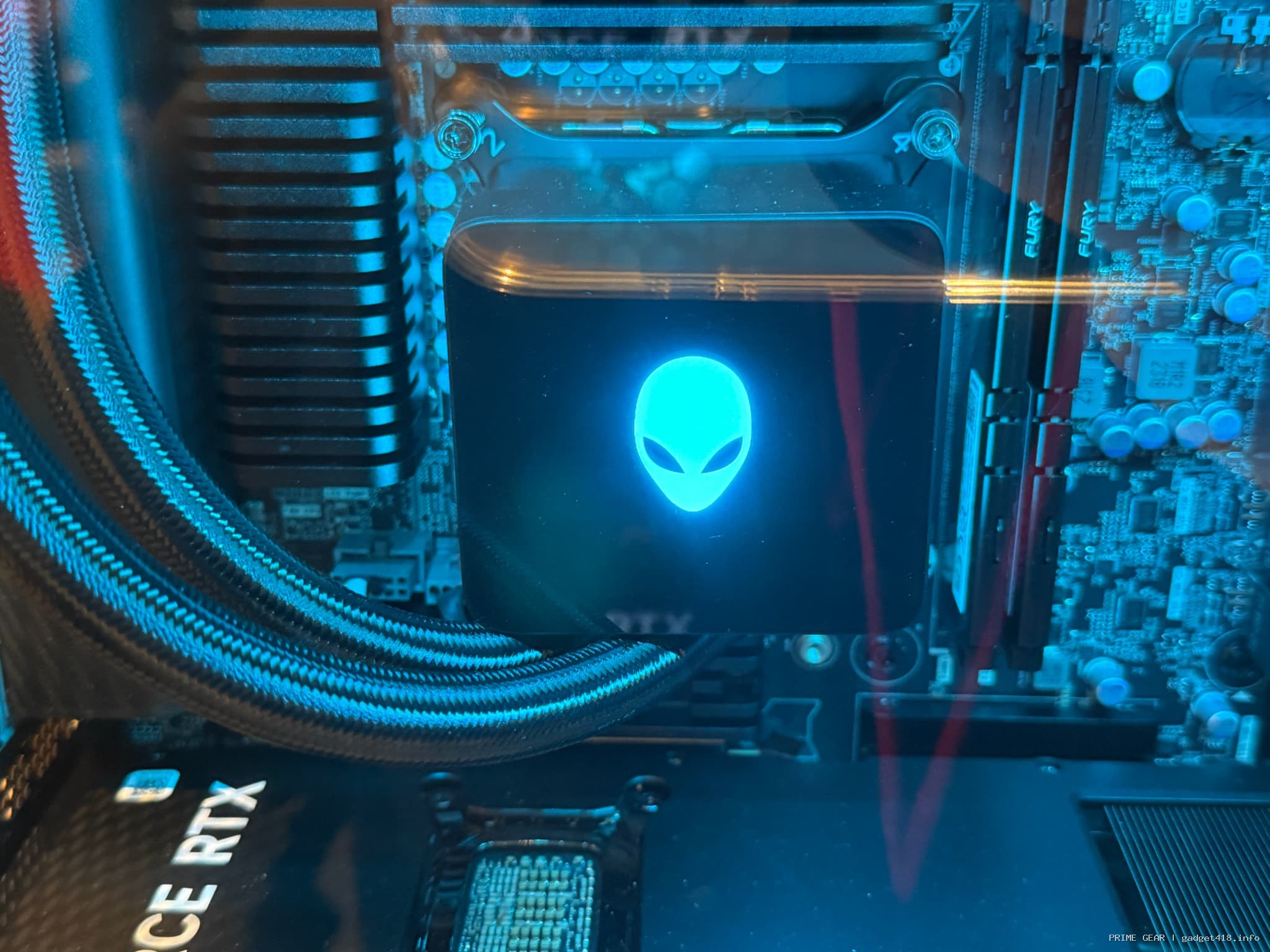 青く光るエイリアンのロゴが入ったパソコン内部