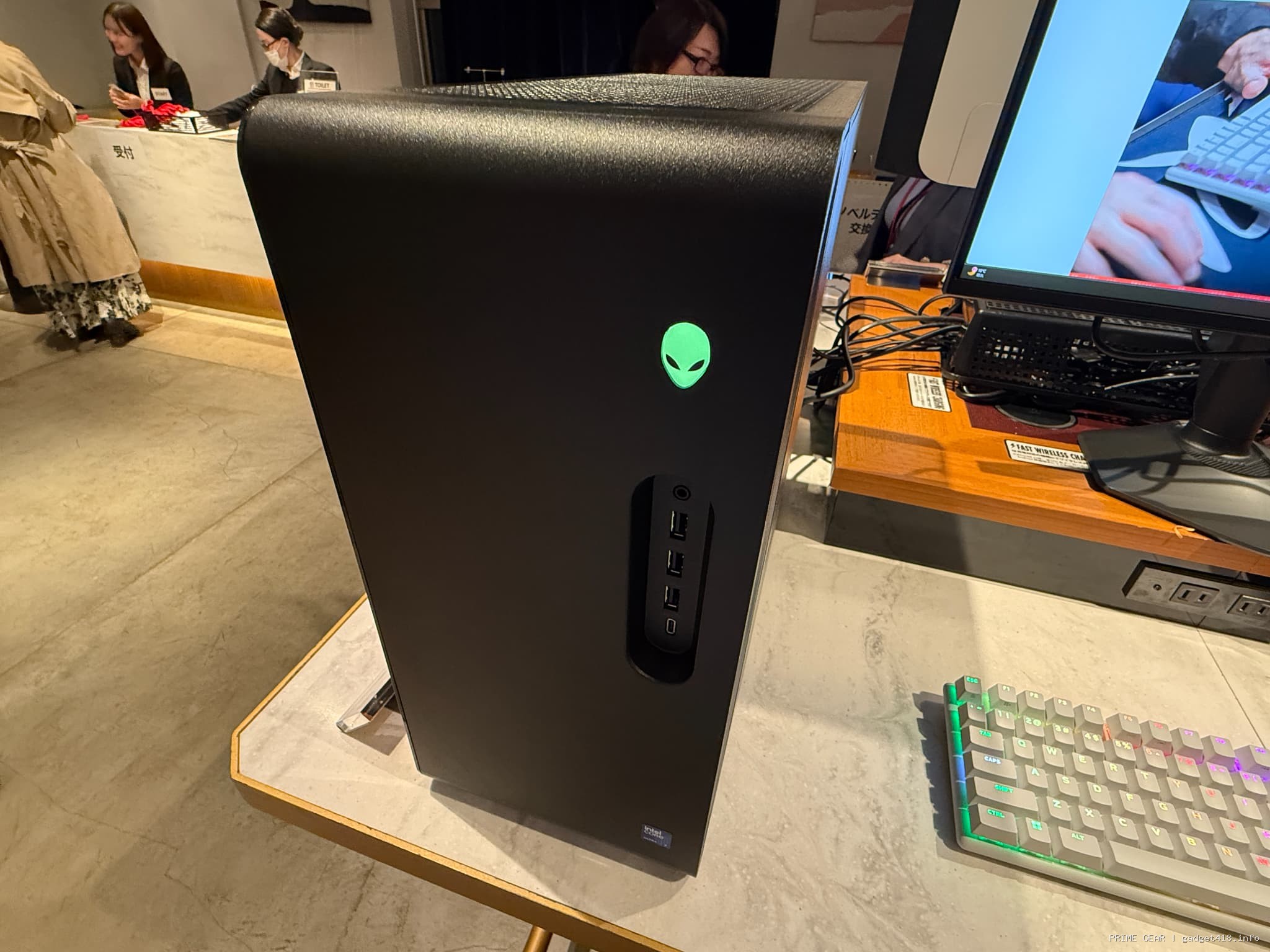 緑色のエイリアンロゴがついた黒色のパソコン本体