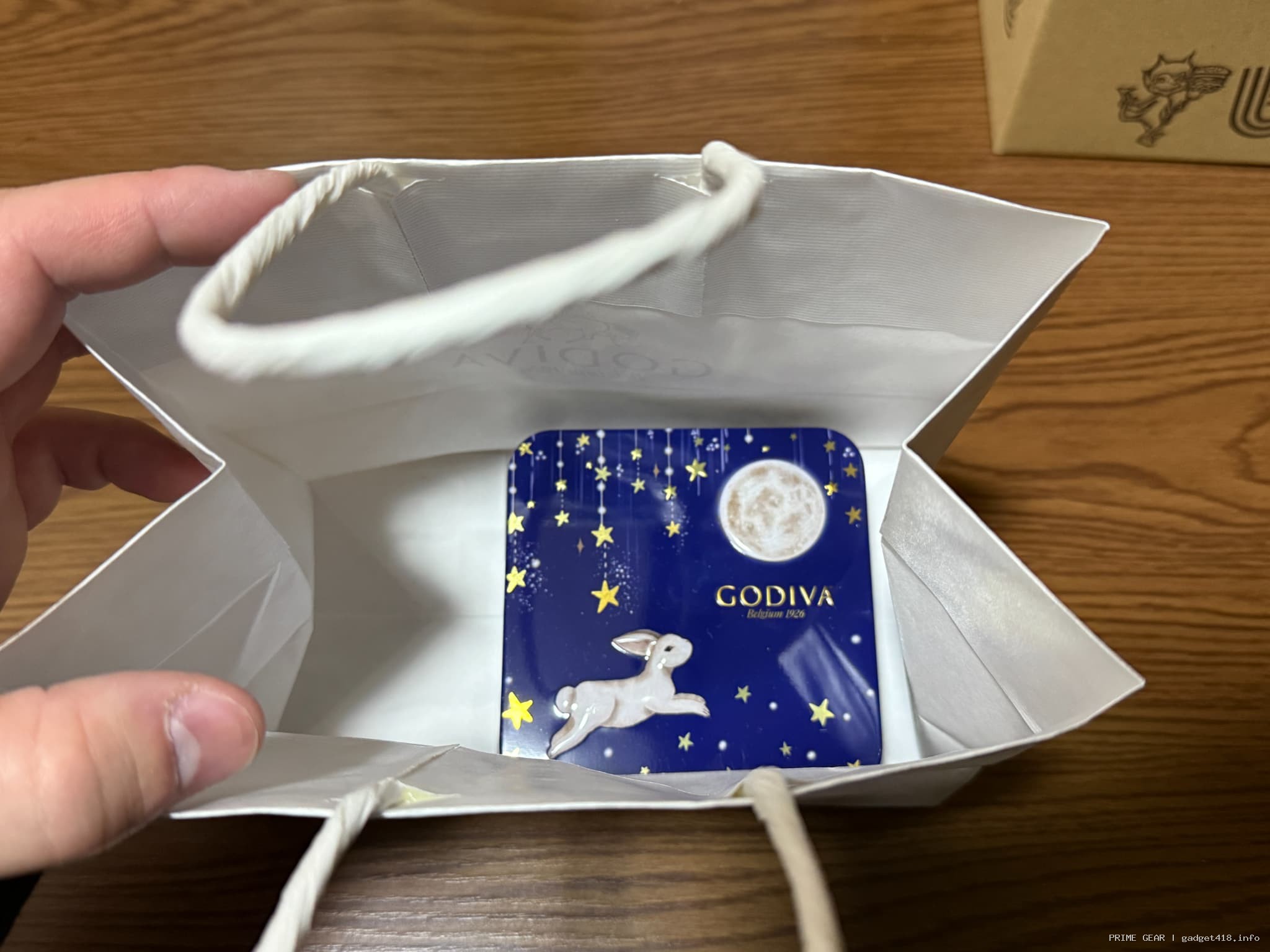 紙袋に入ったゴディバのチョコレート缶