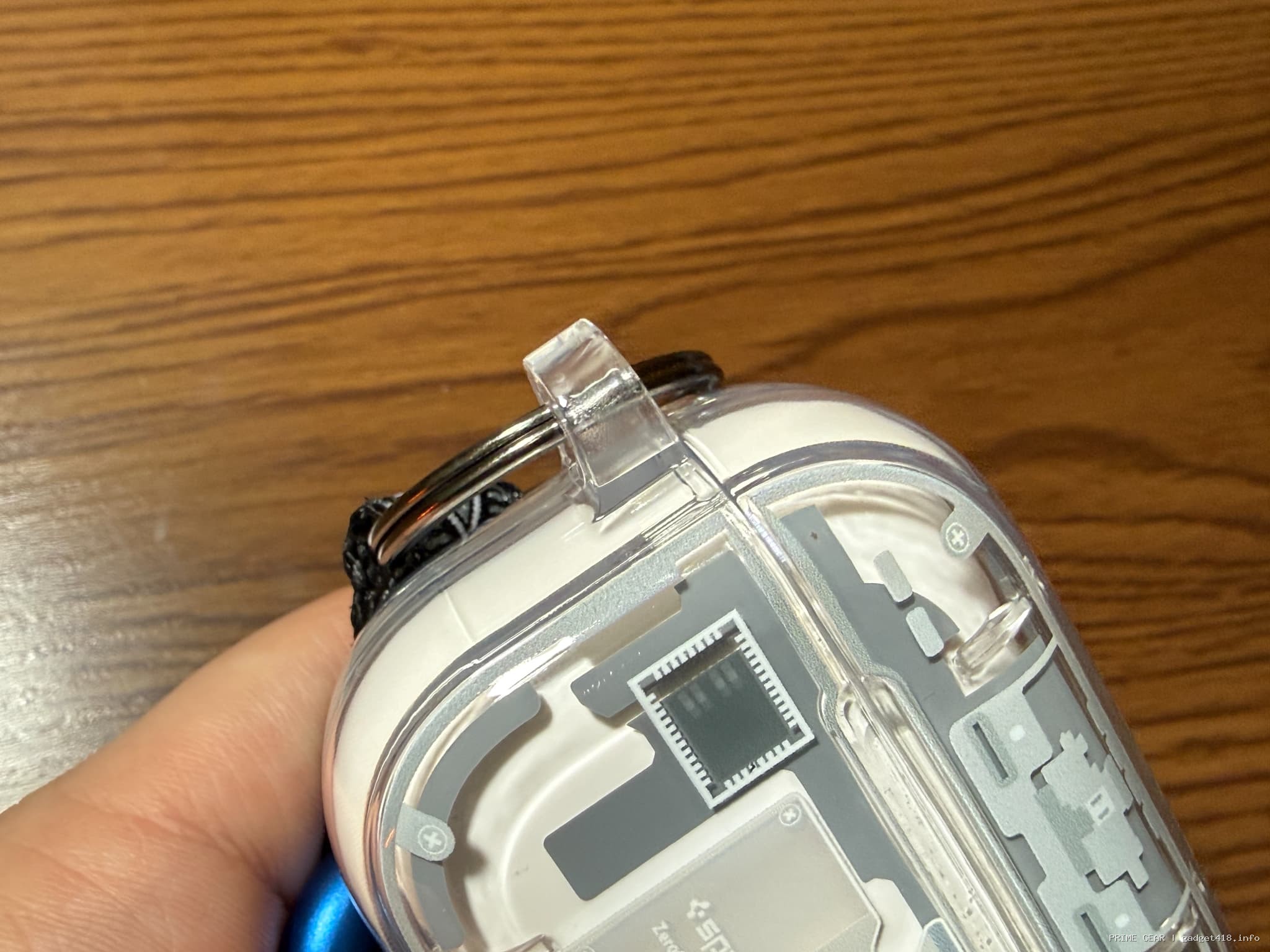 透明なケースに入った電子機器