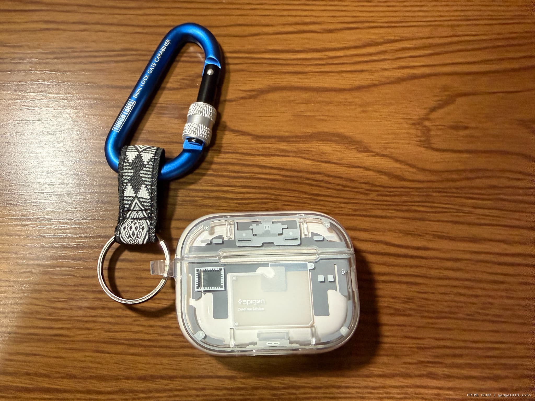 カラビナと透明なイヤホンケース