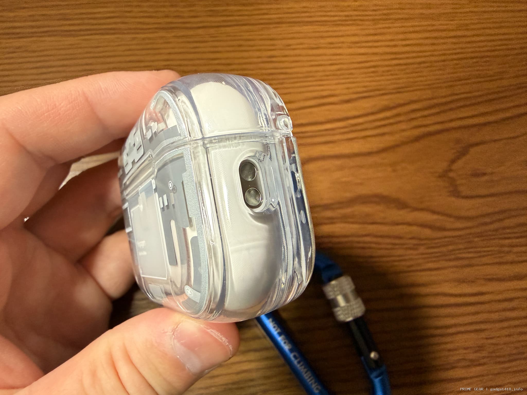 透明なケースに入ったワイヤレスイヤホン