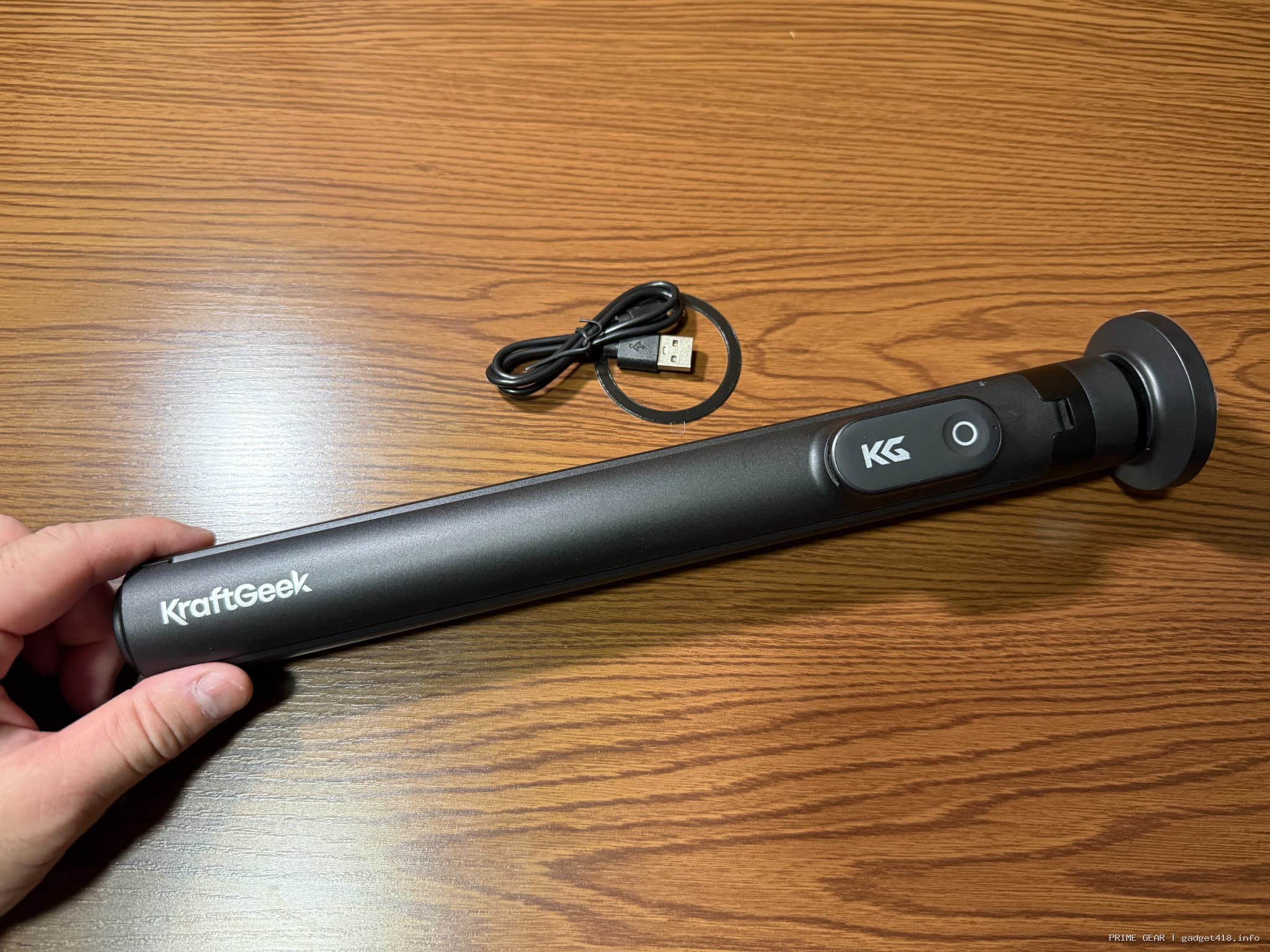 黒い棒状のKraftGeek製ライトと充電ケーブル
