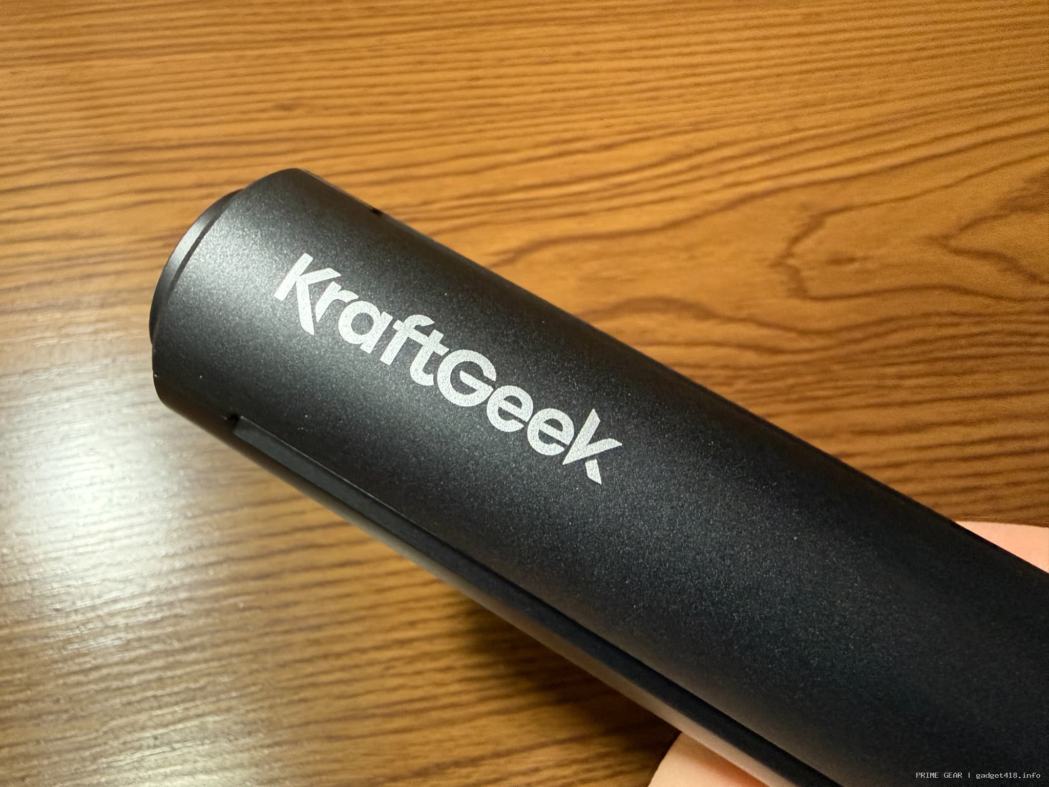 KraftGeekと書かれた黒い筒状の物体
