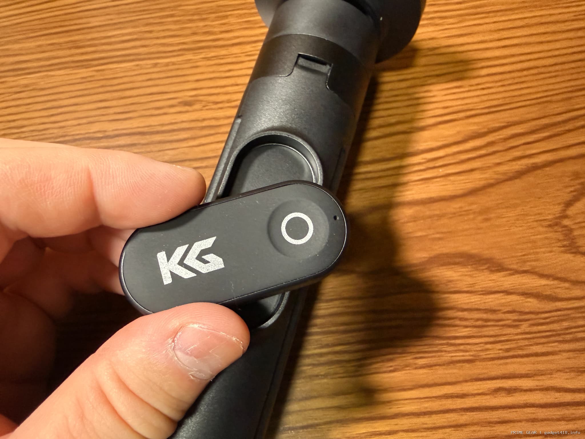 手に持たれた黒いリモコン