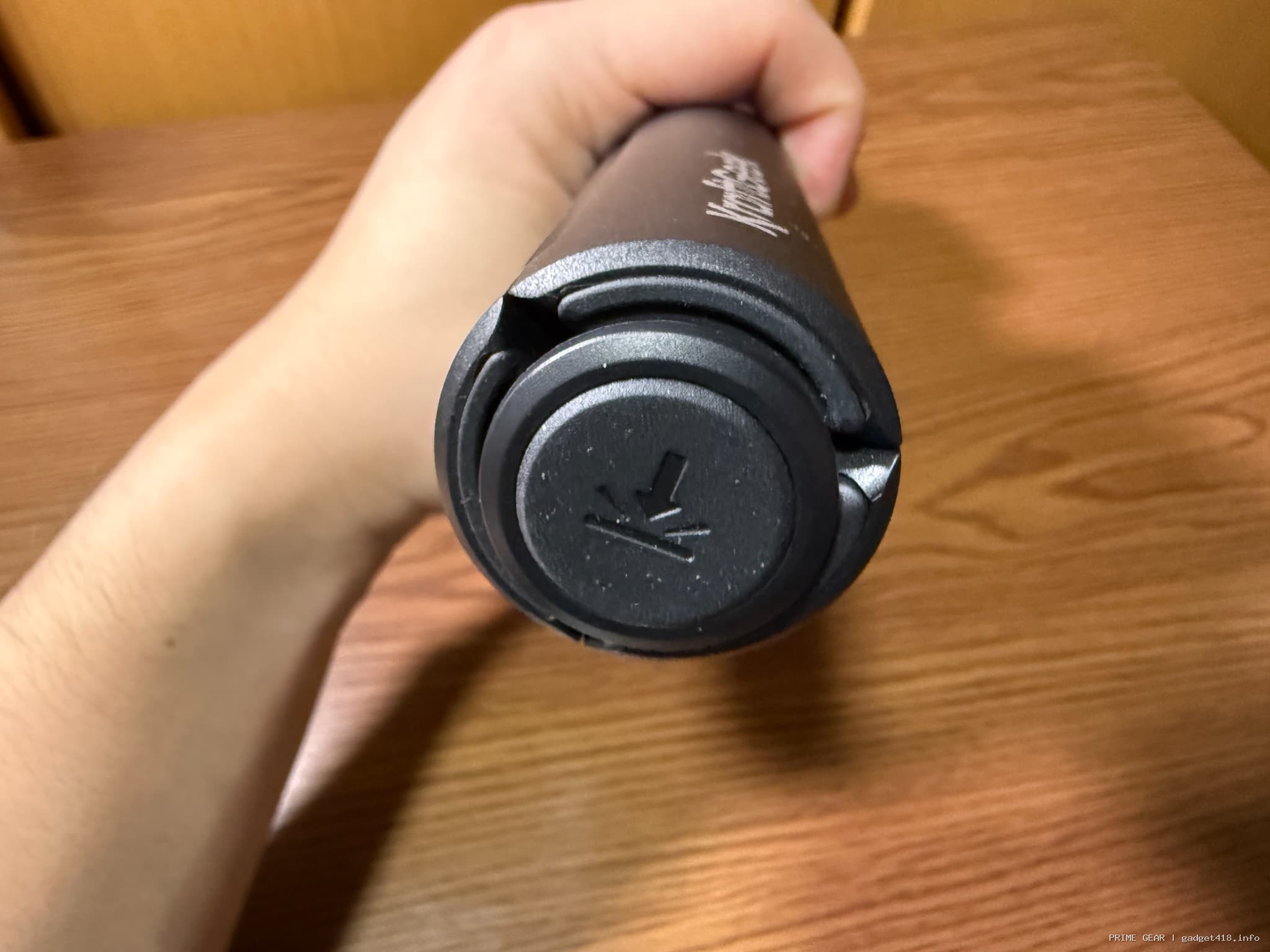 手に持たれたマッサージガン