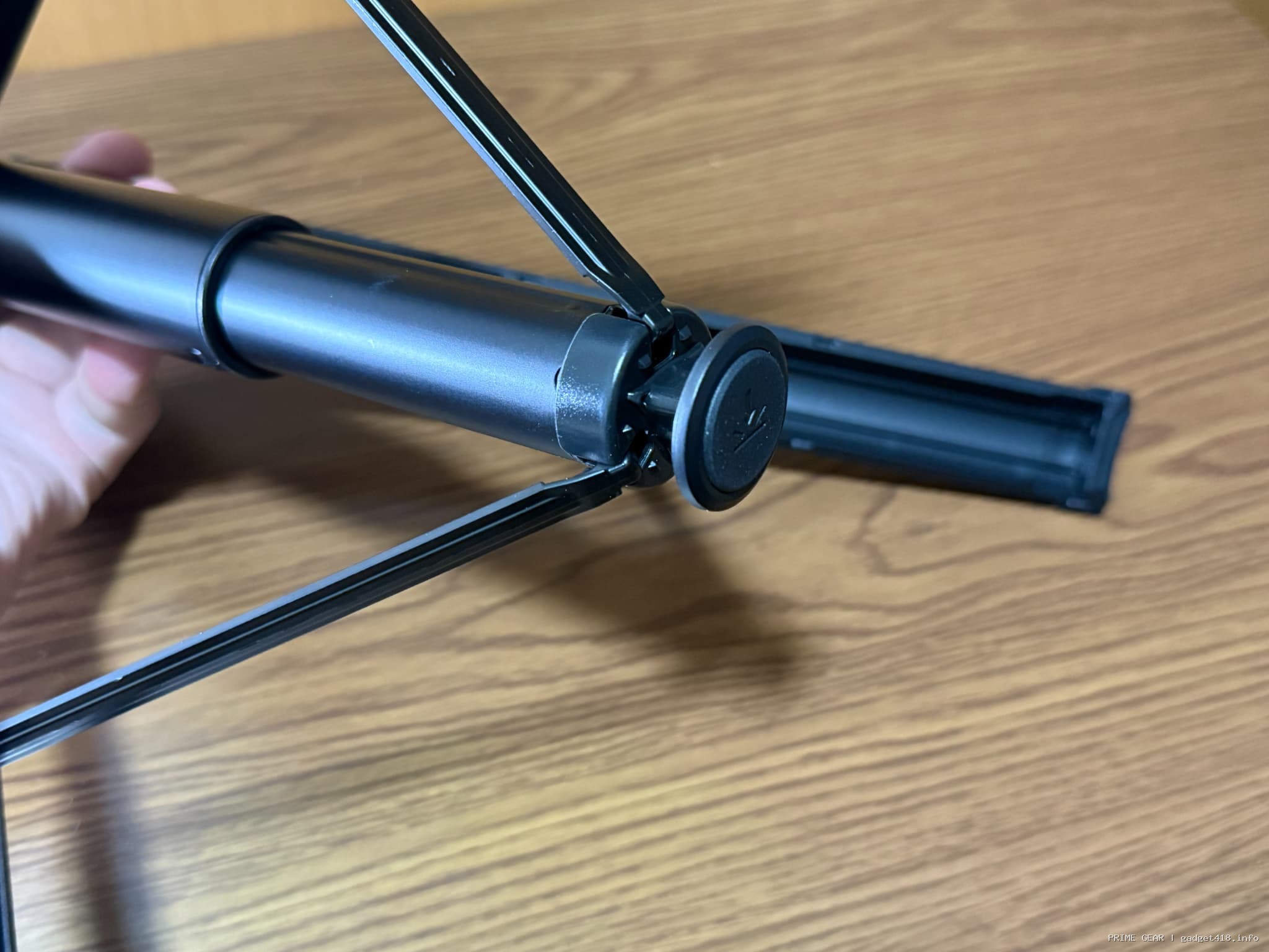 開いた黒い三脚の根本部分