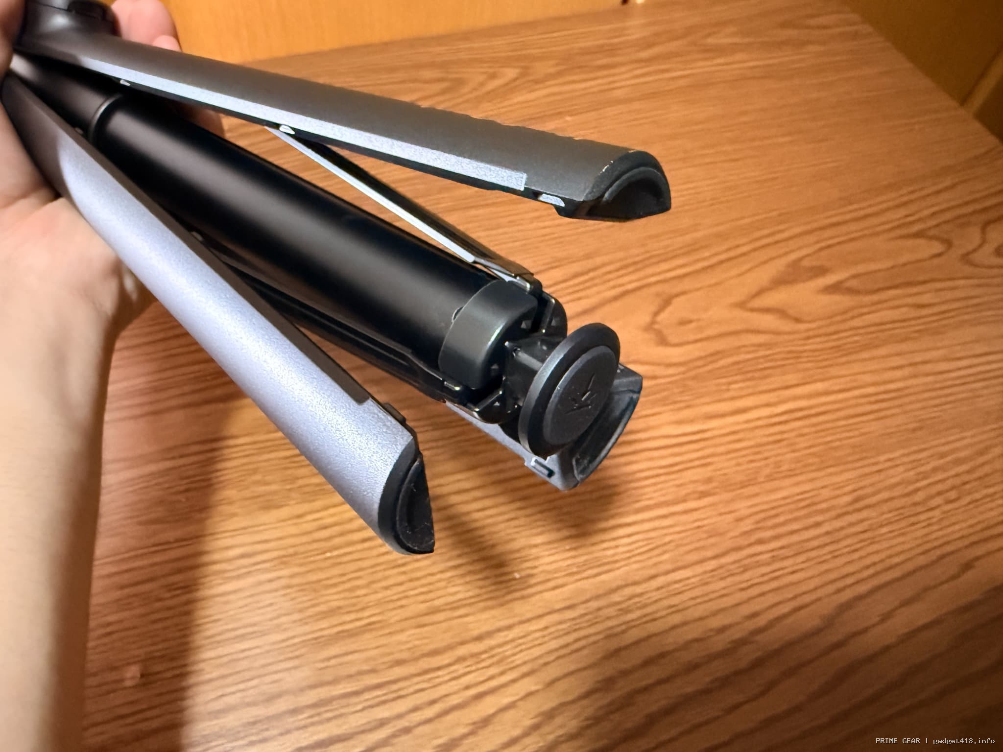 開かれた黒色のスマホ用三脚