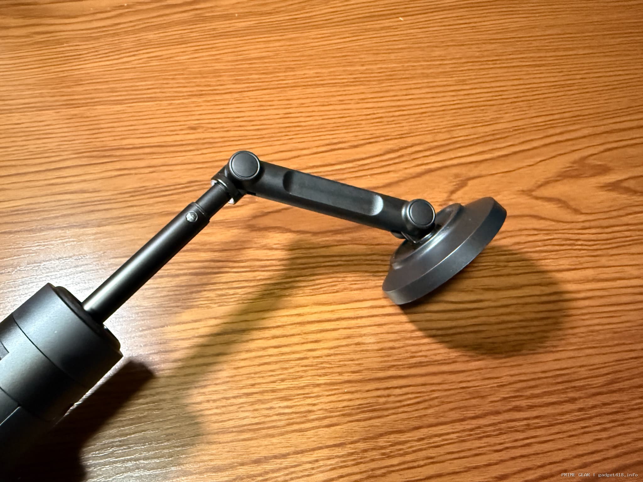 木目調のテーブル上のマイクアーム