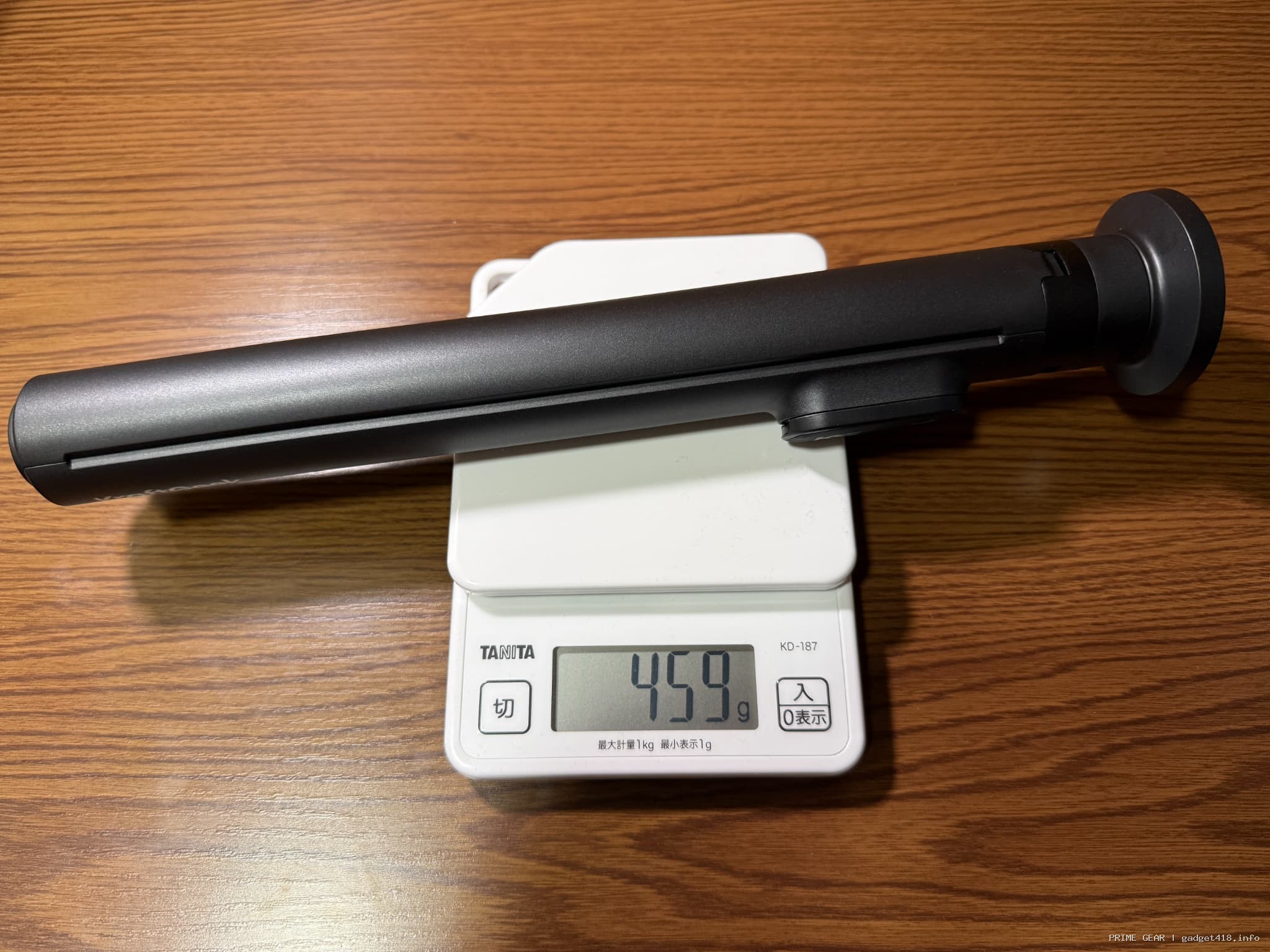 体重計に乗せられた黒い棒状の物