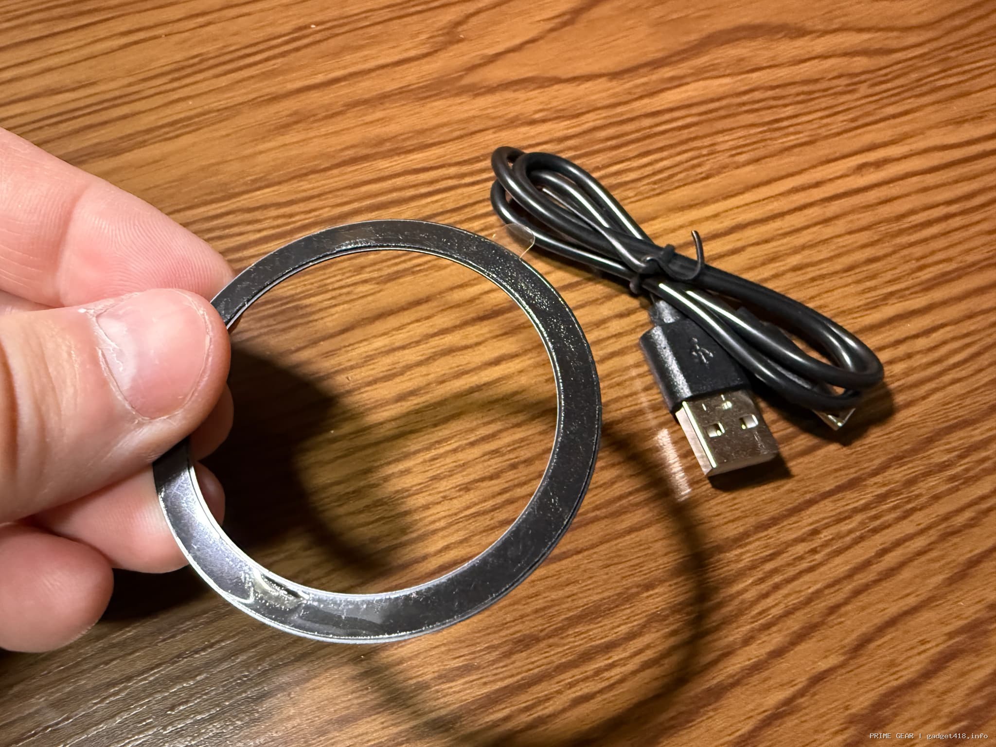 金属製のリングとUSBケーブル