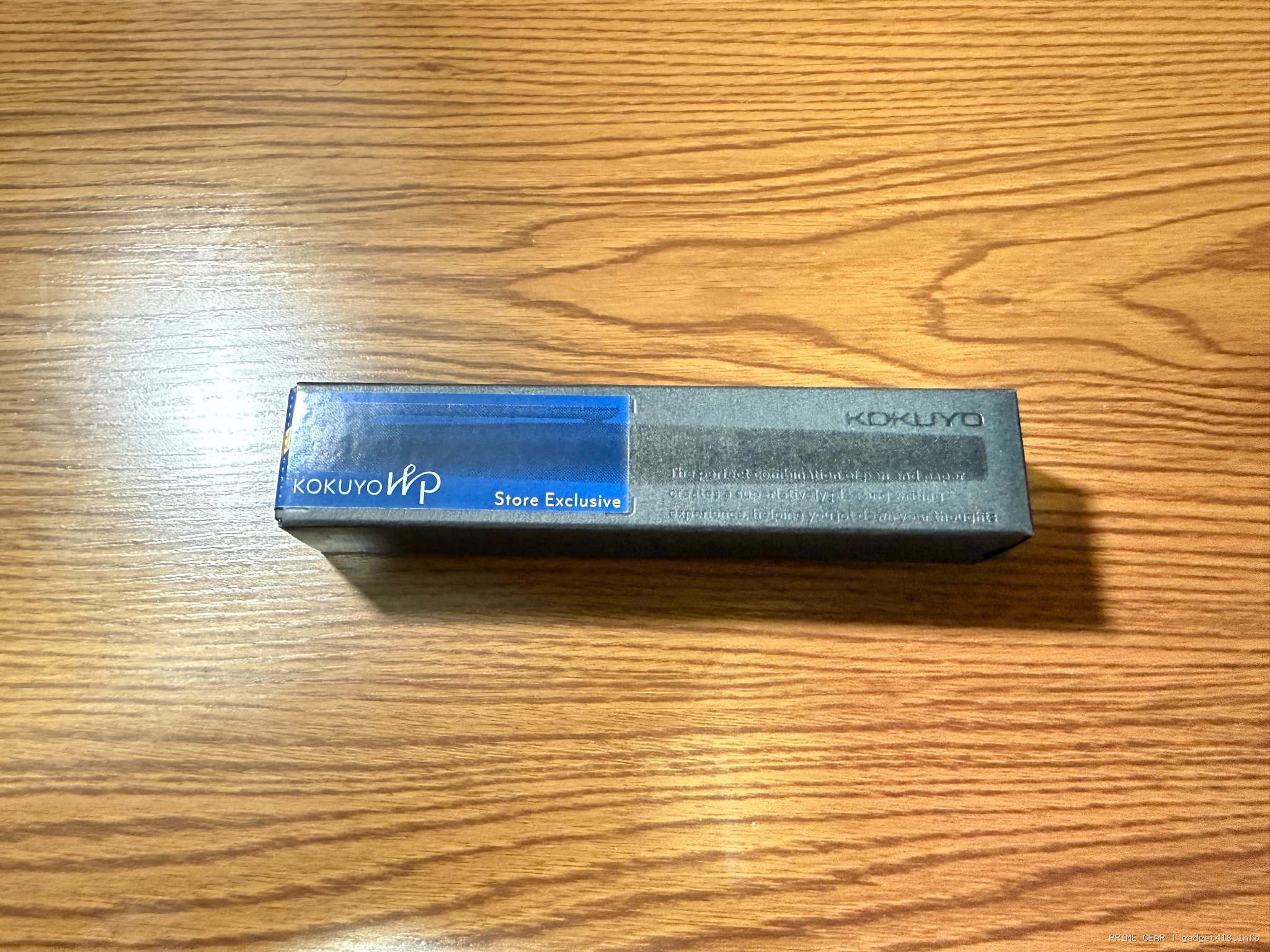 コクヨ ストア限定の細長い箱が木目の机にある