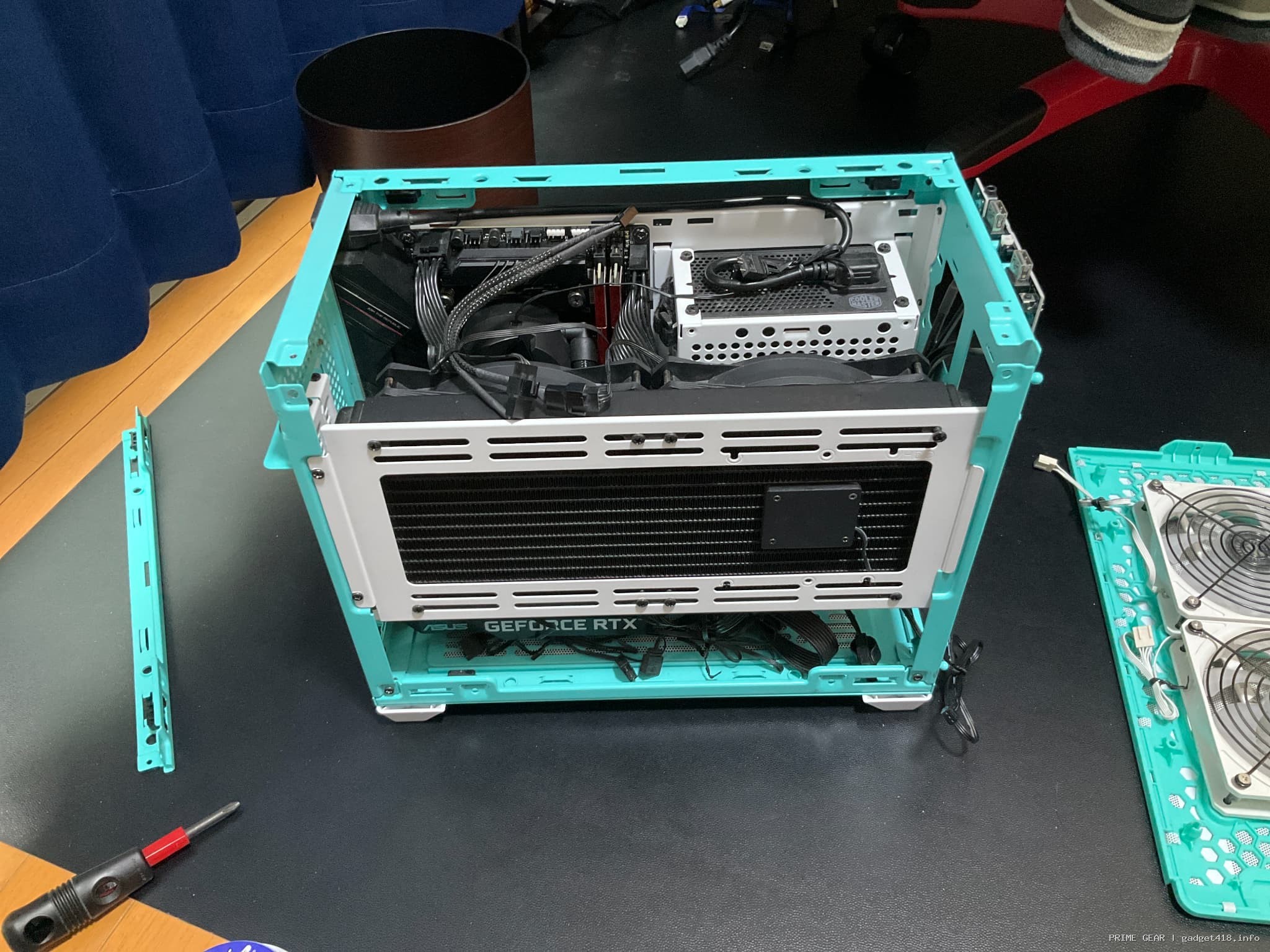 水色のパソコン自作組立途中