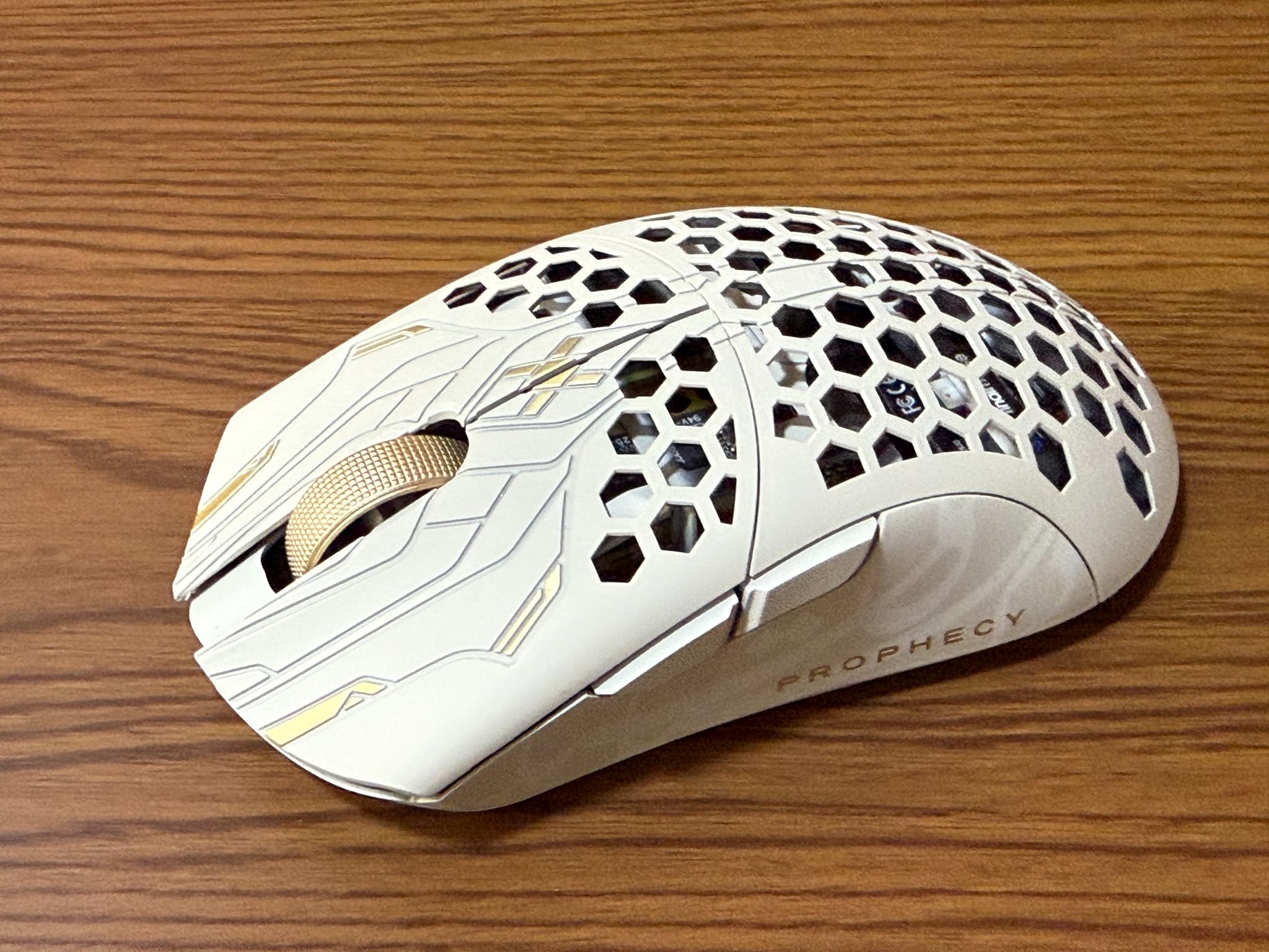 白いゲーミングマウス