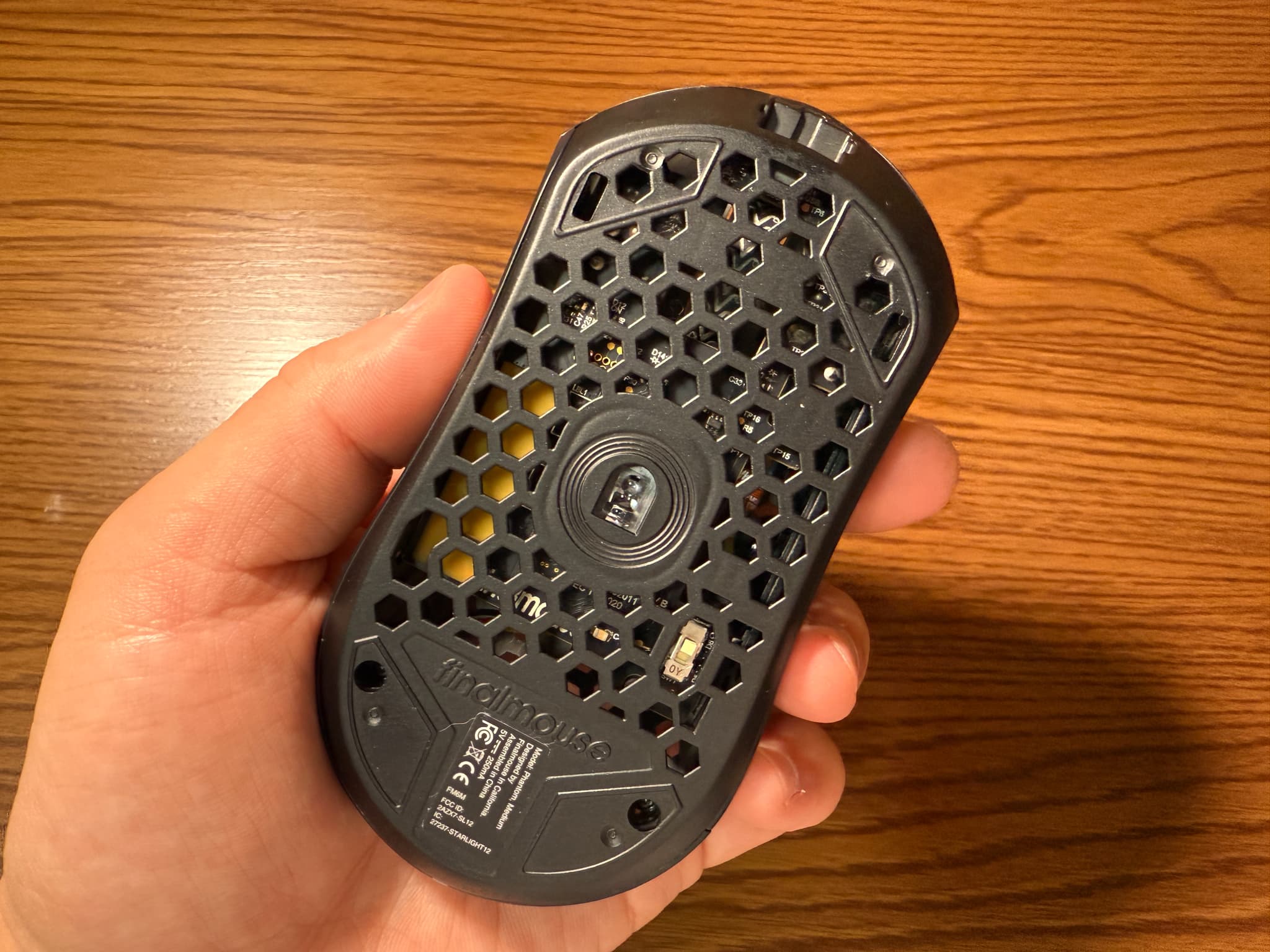 ハニカム構造のゲーミングマウスの裏面