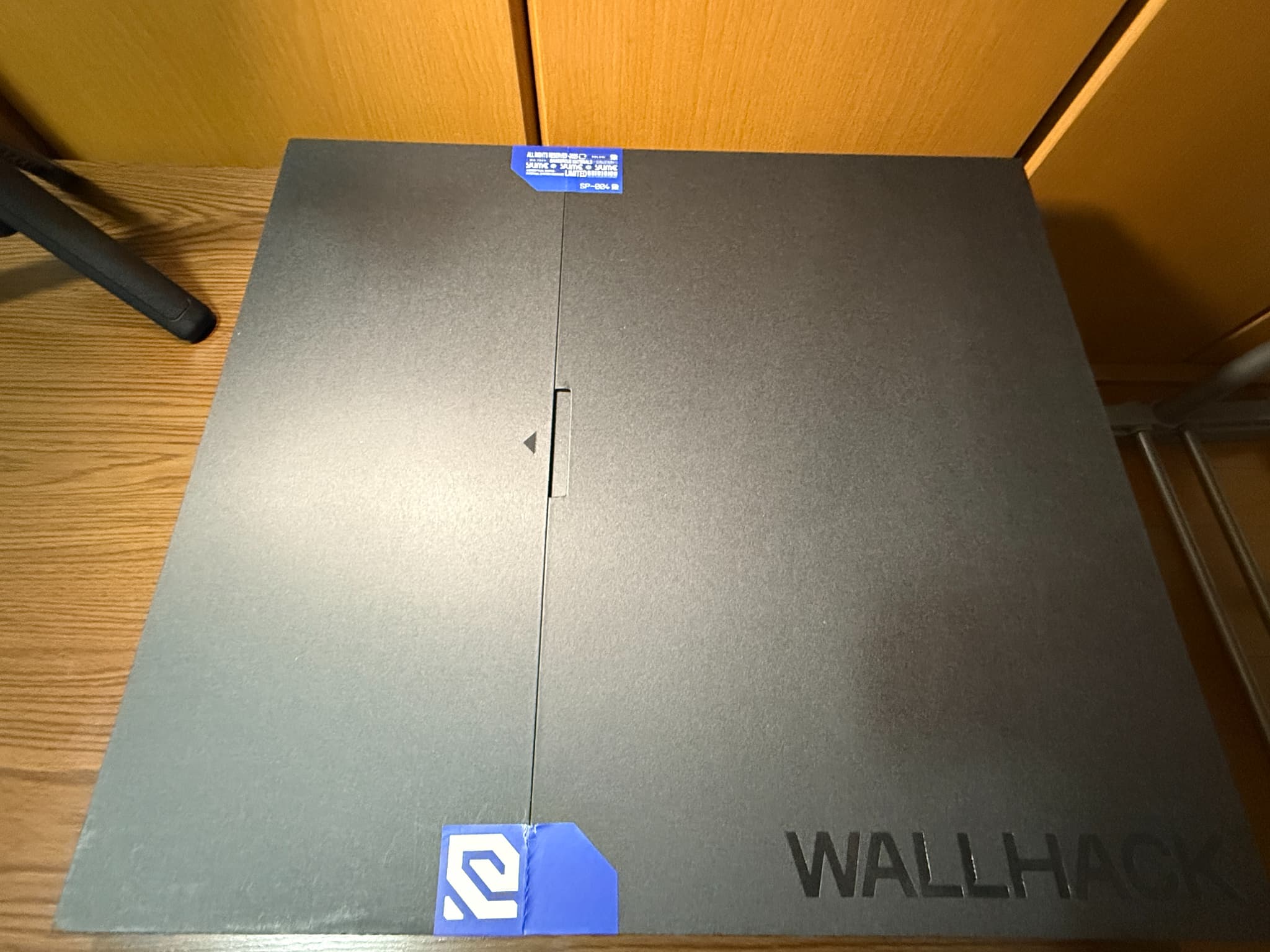 WALLHACKと書かれた黒い箱