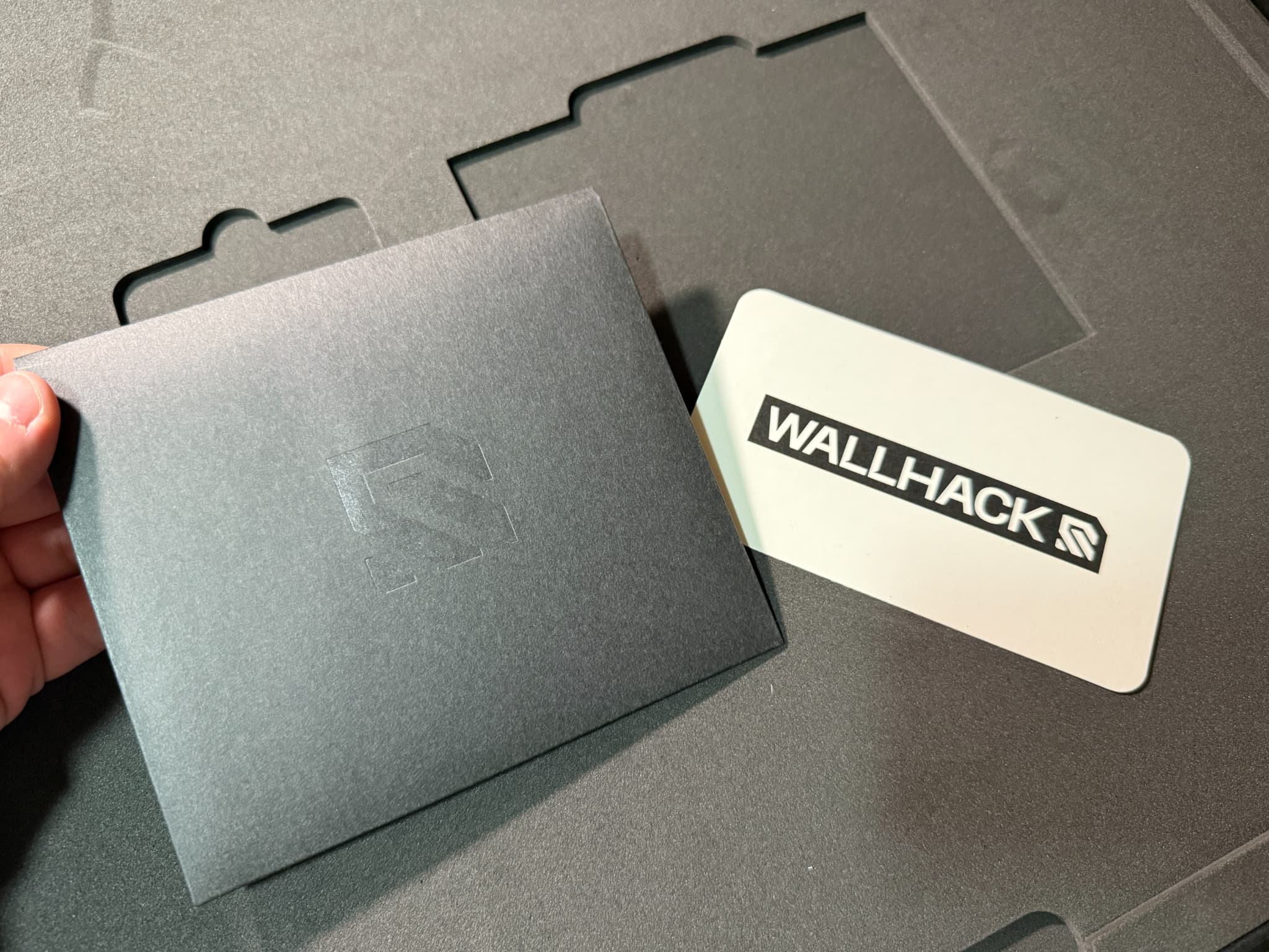 WallHackのカードと封筒