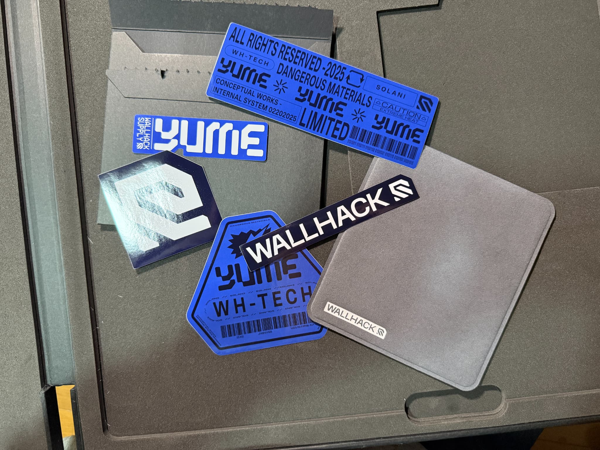 YUMEとWALLHACKSのロゴステッカー