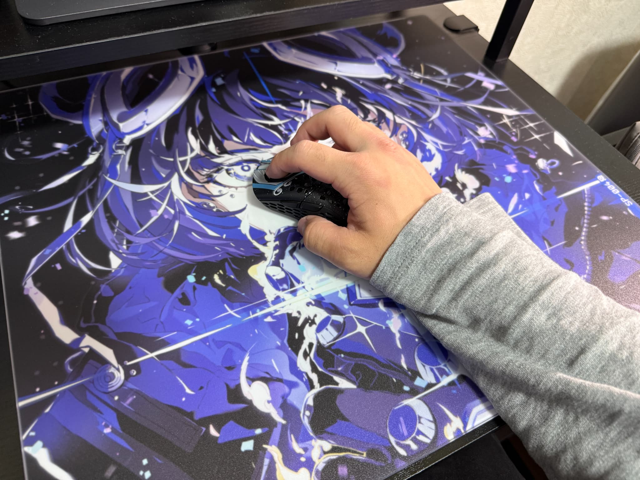 マウス操作する人の手とアニメ絵柄のマウスパッド