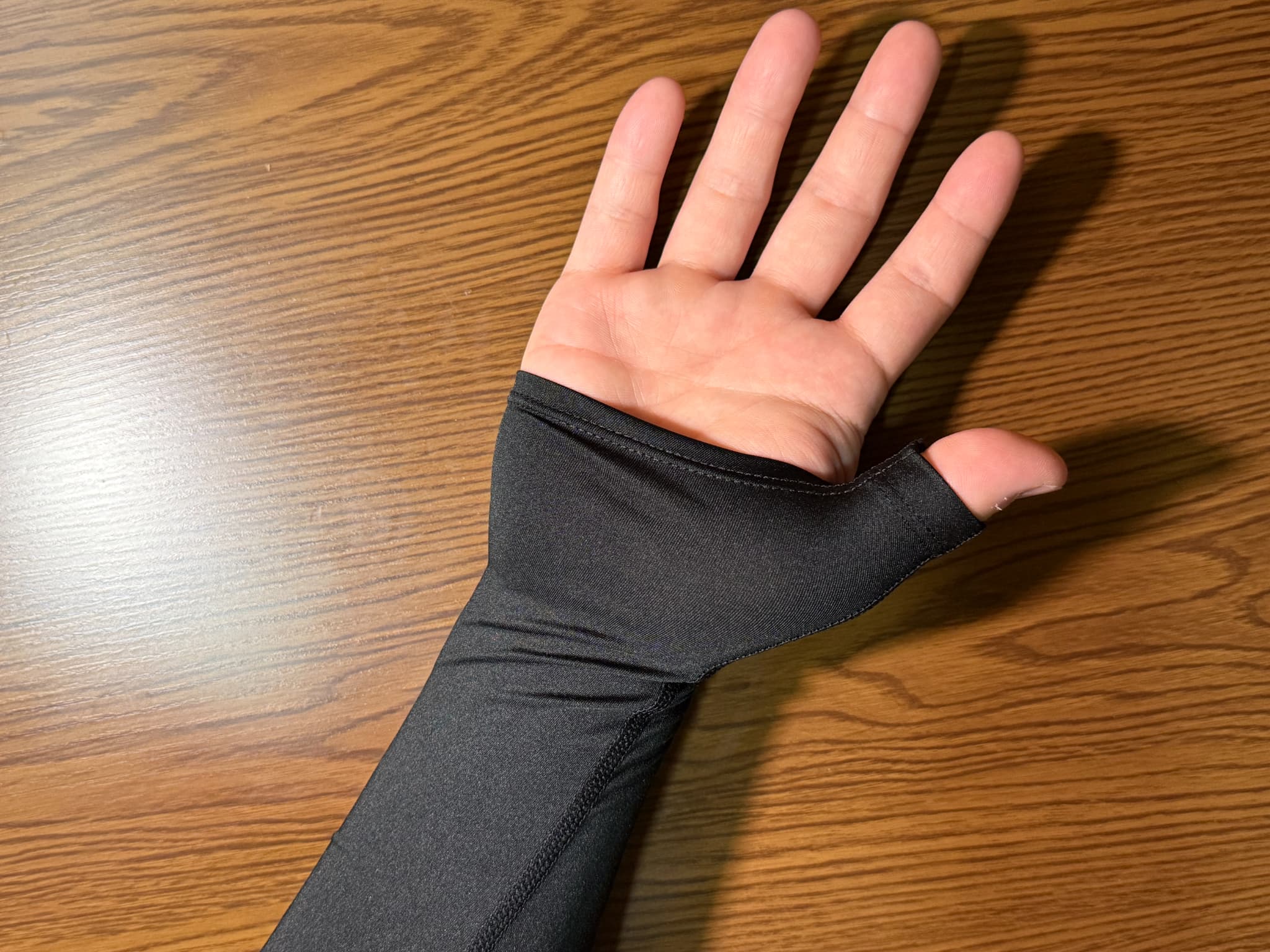 黒い手袋をした手のひら