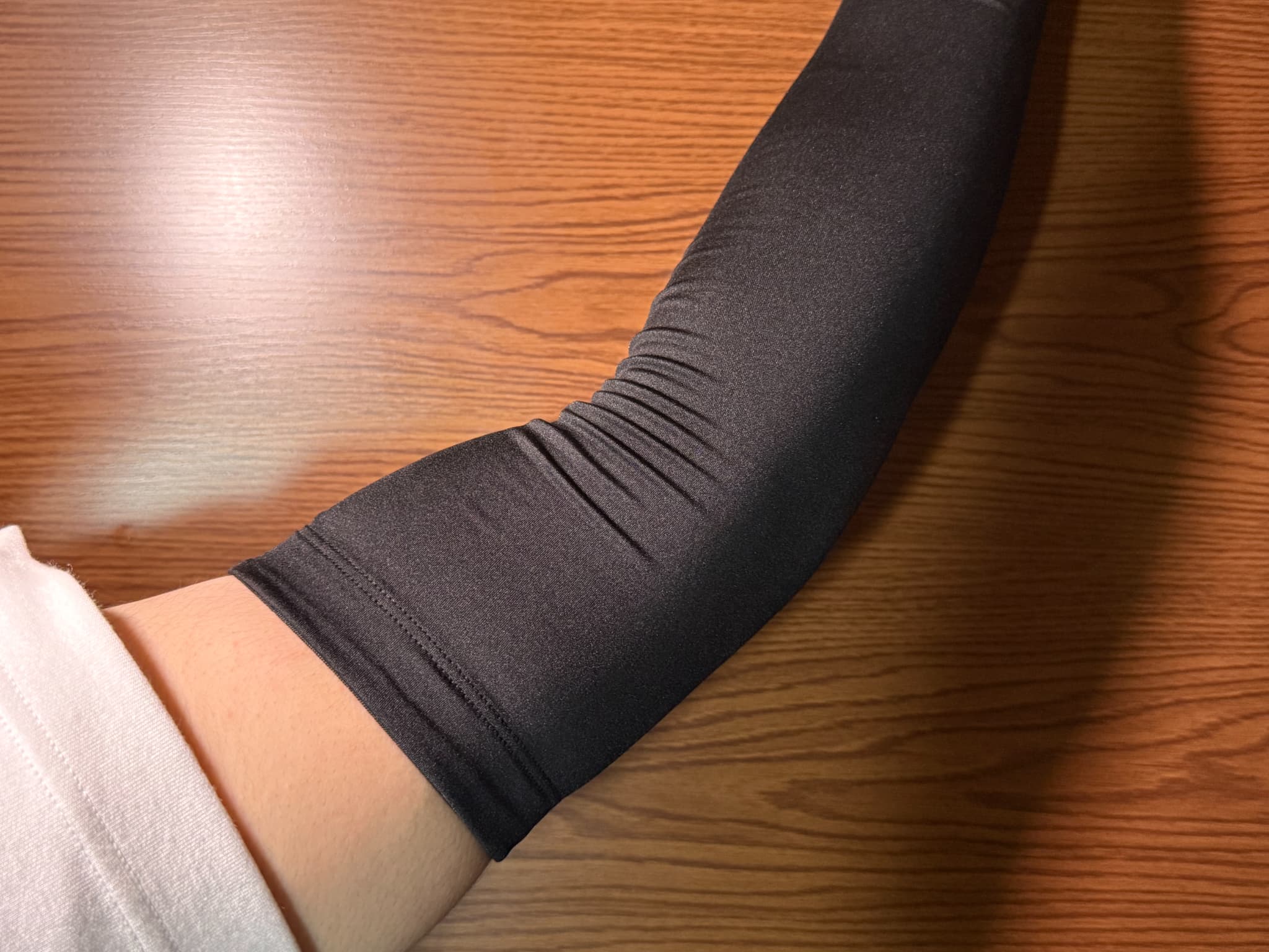 黒いアームカバーを着用した腕