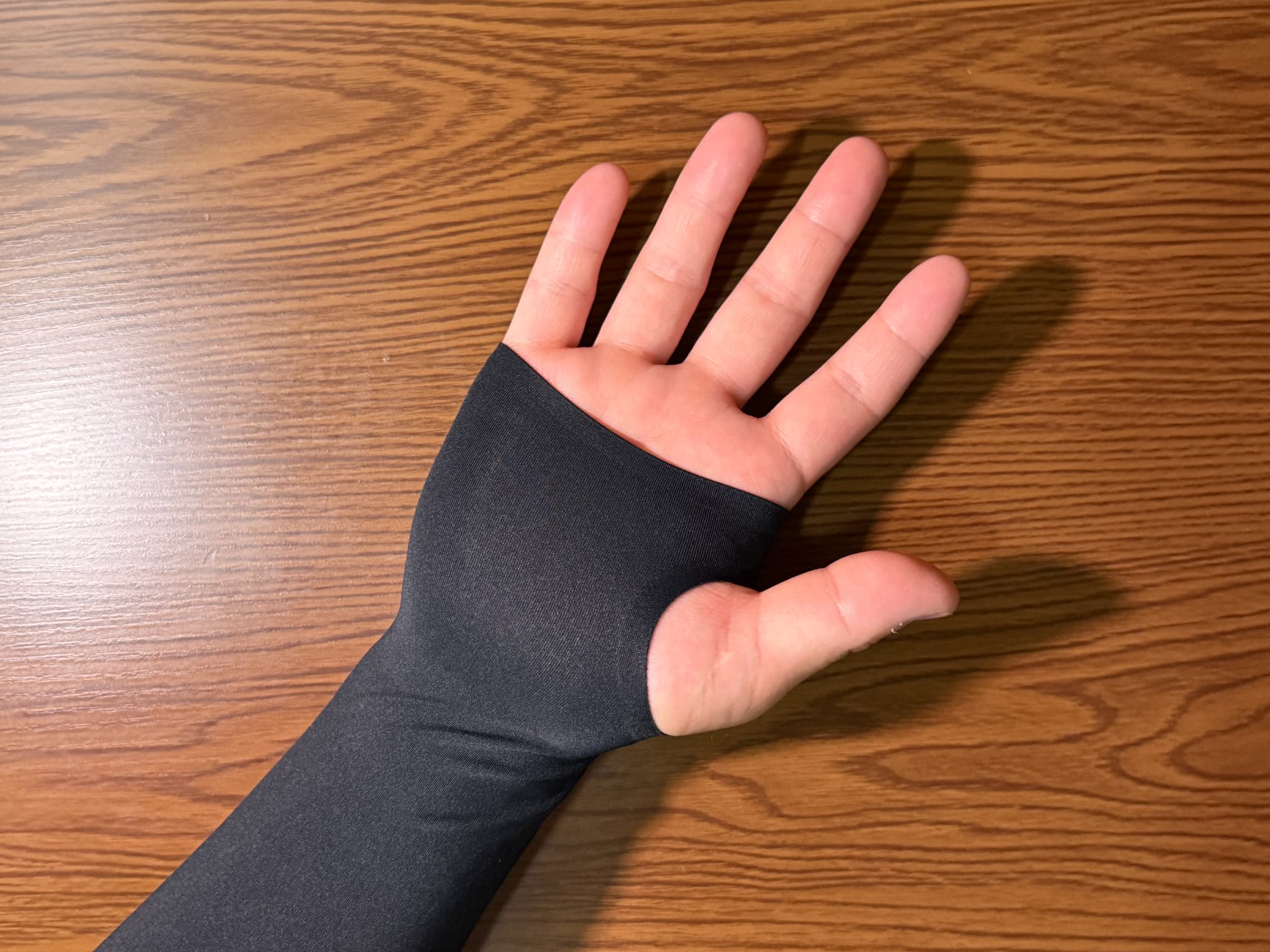 黒い手袋をはめた手の写真
